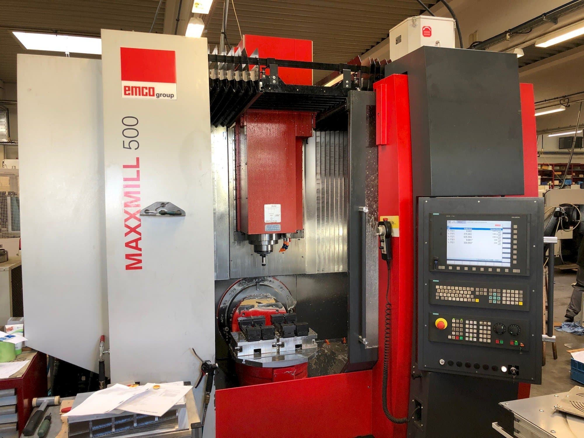 Čelní pohled na EMCO MAXXMILL 500 stroj