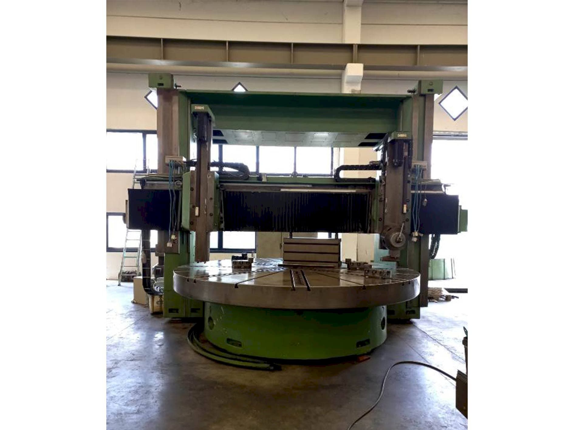 Čelní pohled  na Titan SC 43 ECS 1400  stroj