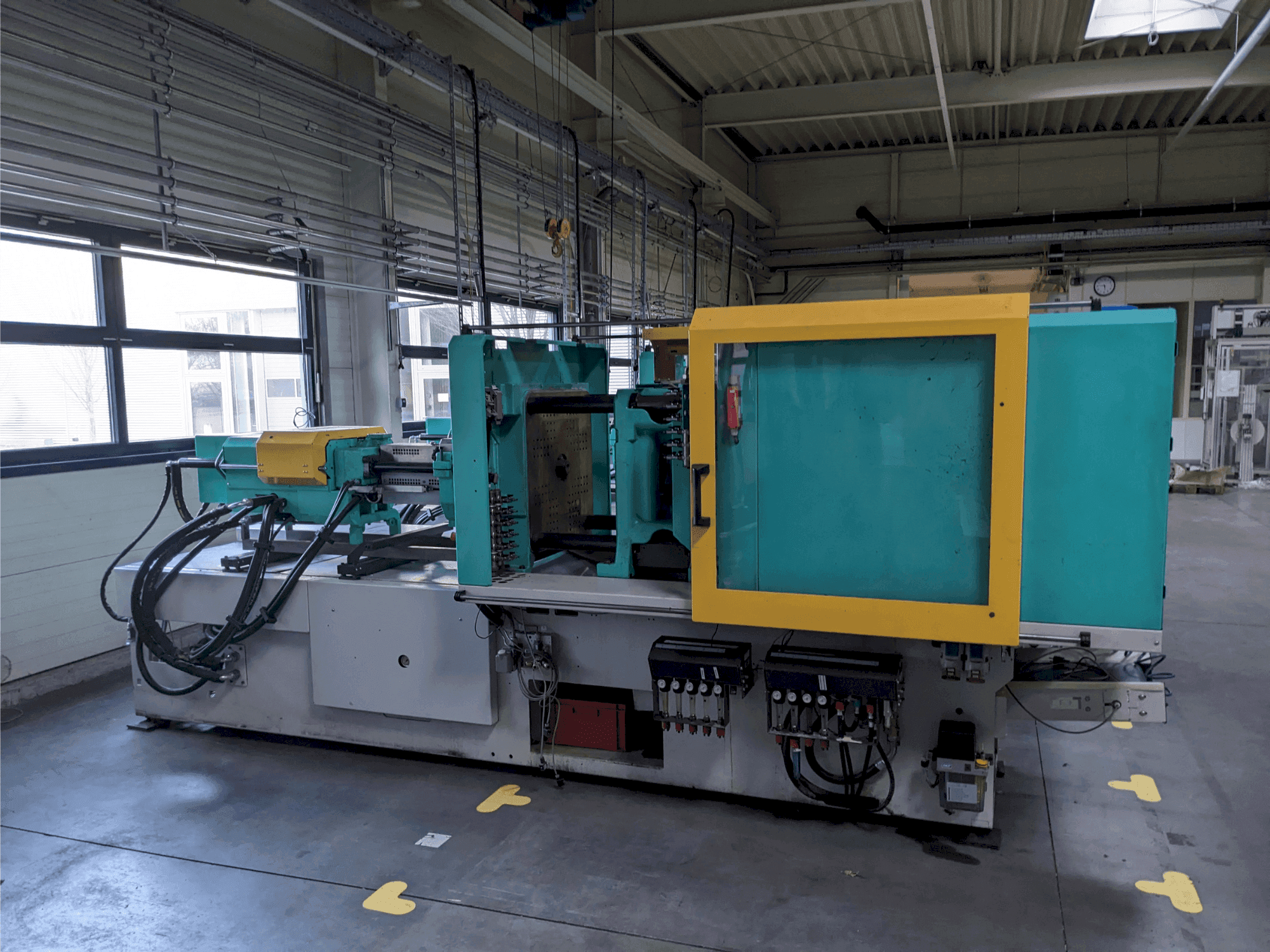 Čelní pohled na Arburg 520 H 1500 - 400 stroj