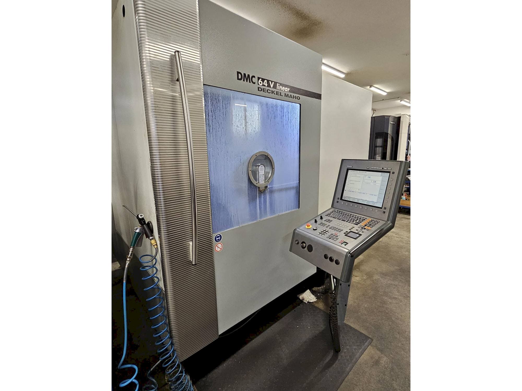 Čelní pohled na DMG DMC64V stroj