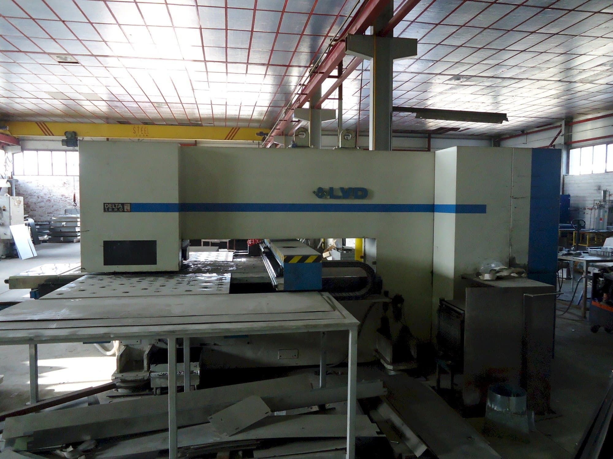Čelní pohled na LVD delta 1250 stroj