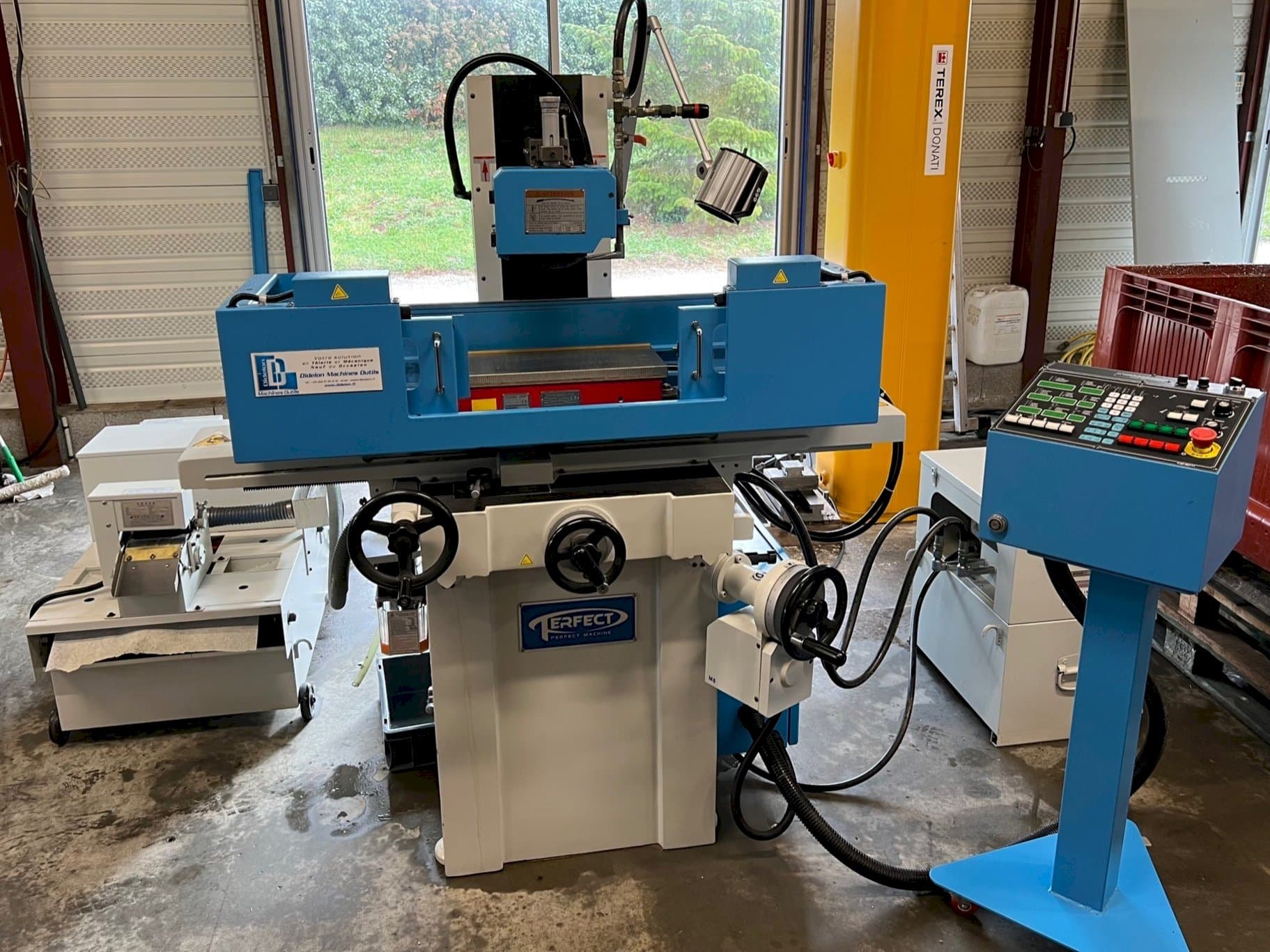 Čelní pohled na PERFECT PFG-2045AH stroj