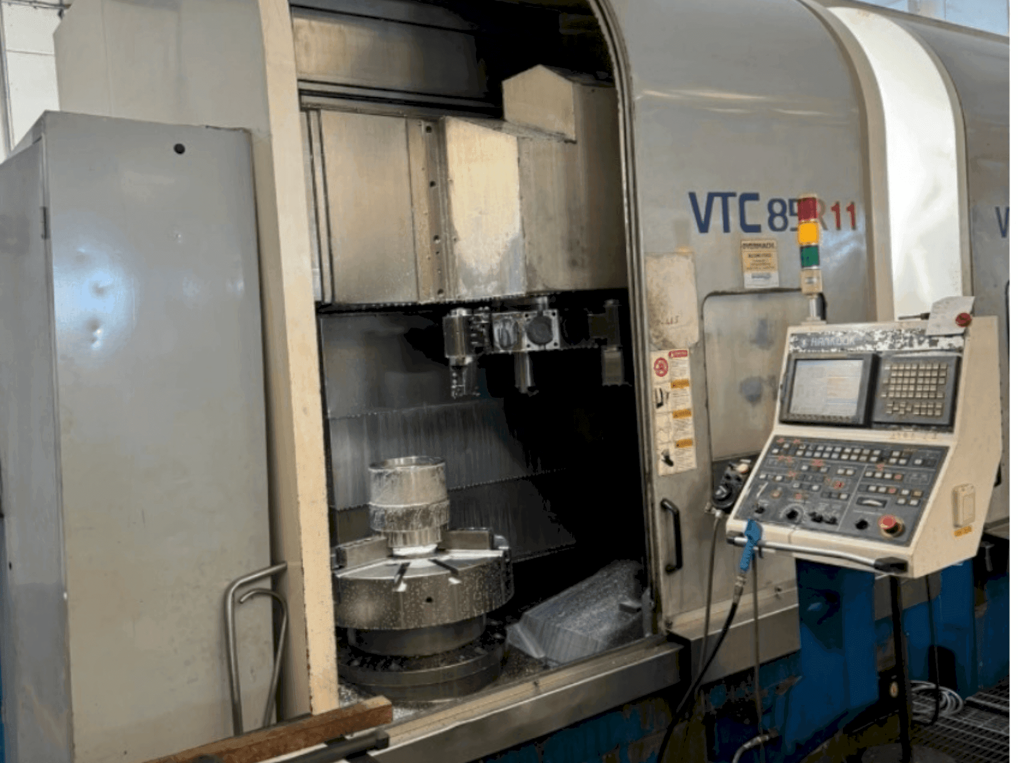 Čelní pohled na HANKOOK VTC 85 stroj