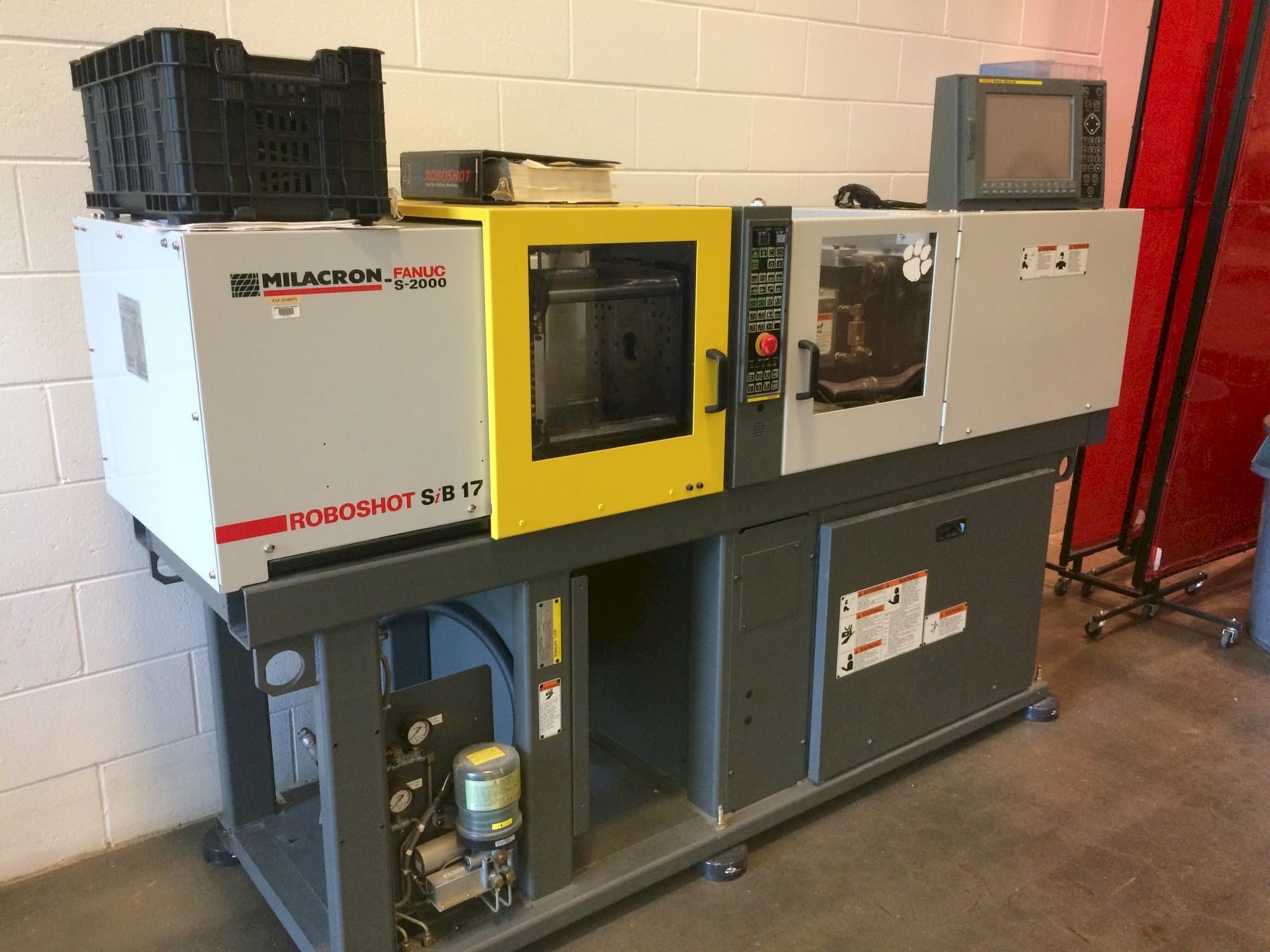 Čelní pohled na Milacron Roboshot S-2000i15A stroj