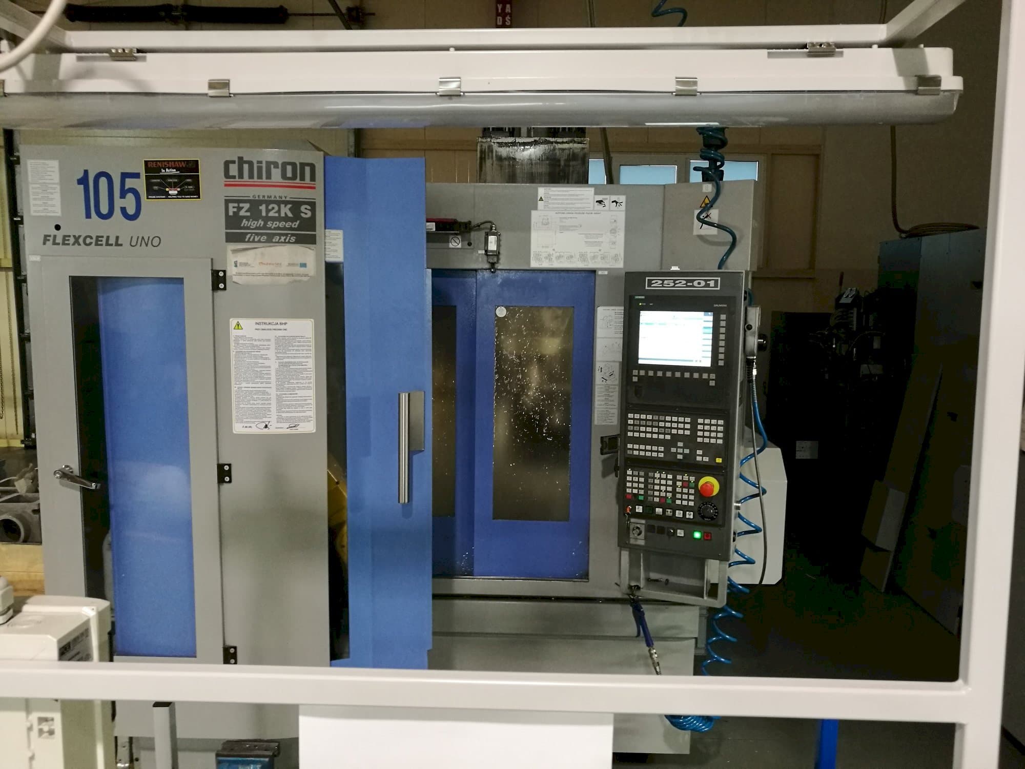 Čelní pohled na CHIRON FZ 12 KS stroj