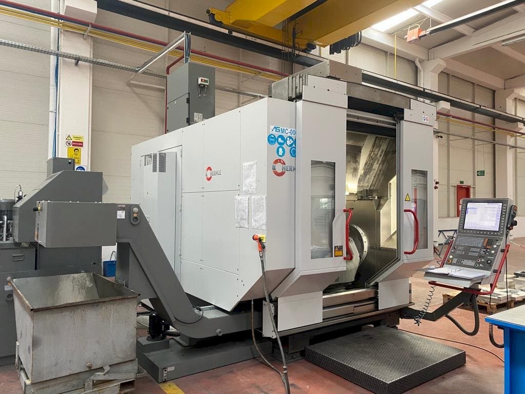 Čelní pohled  na HERMLE C42u-mt  stroj