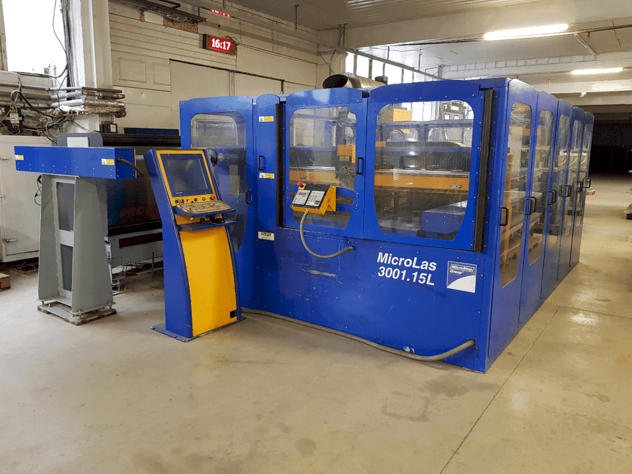 Čelní pohled na MicroStep MicroLas 3001.15L stroj