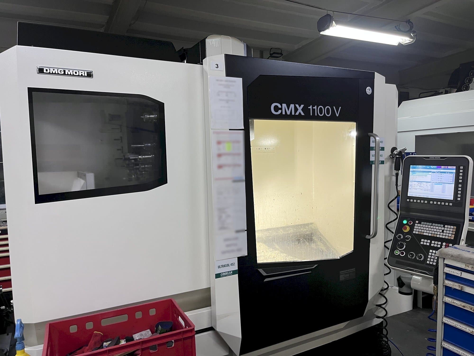Levý boční pohled na DMG MORI CMX 1100 V stroj