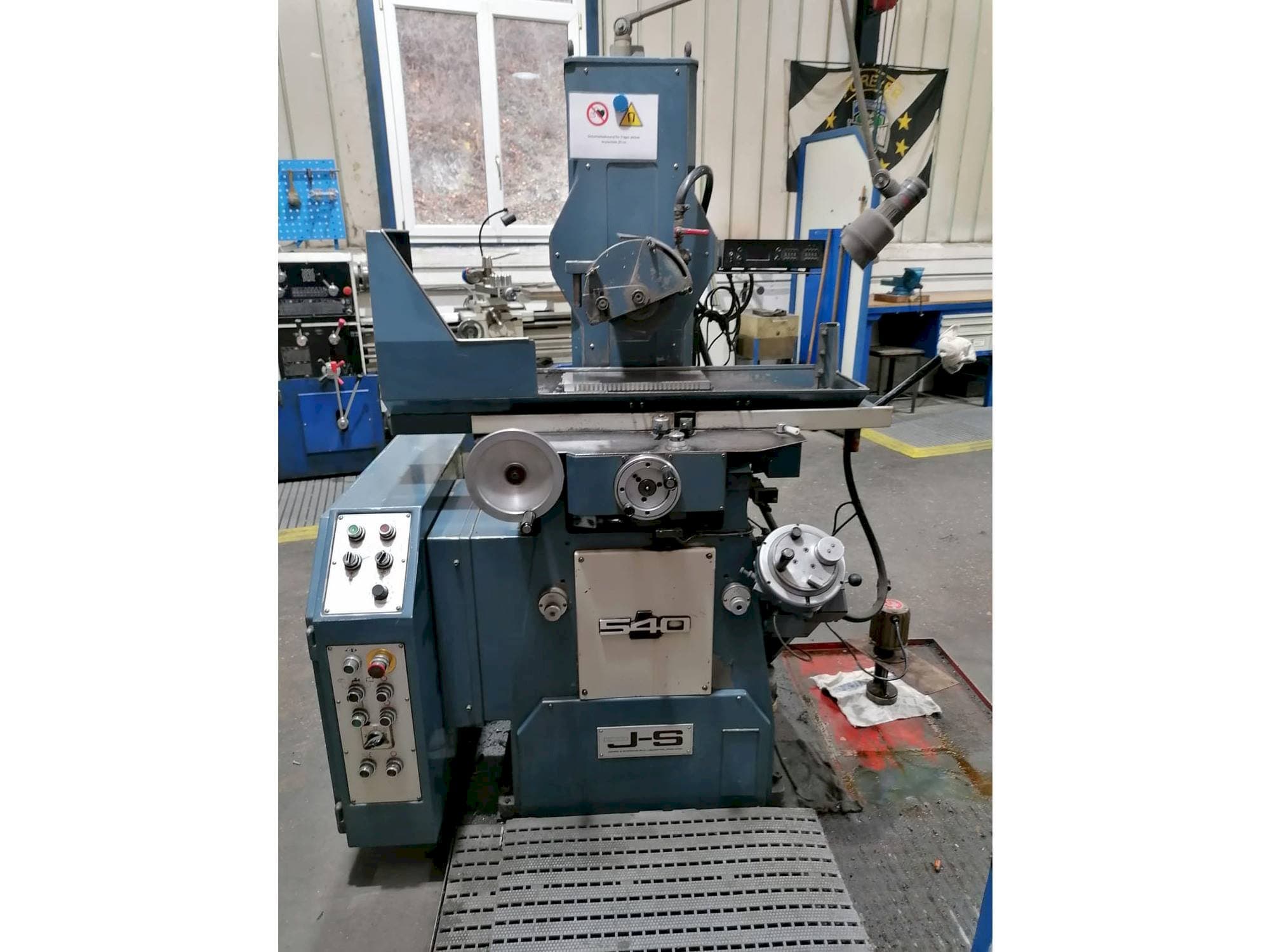 Čelní pohled na Jones & Shipman 540 stroj