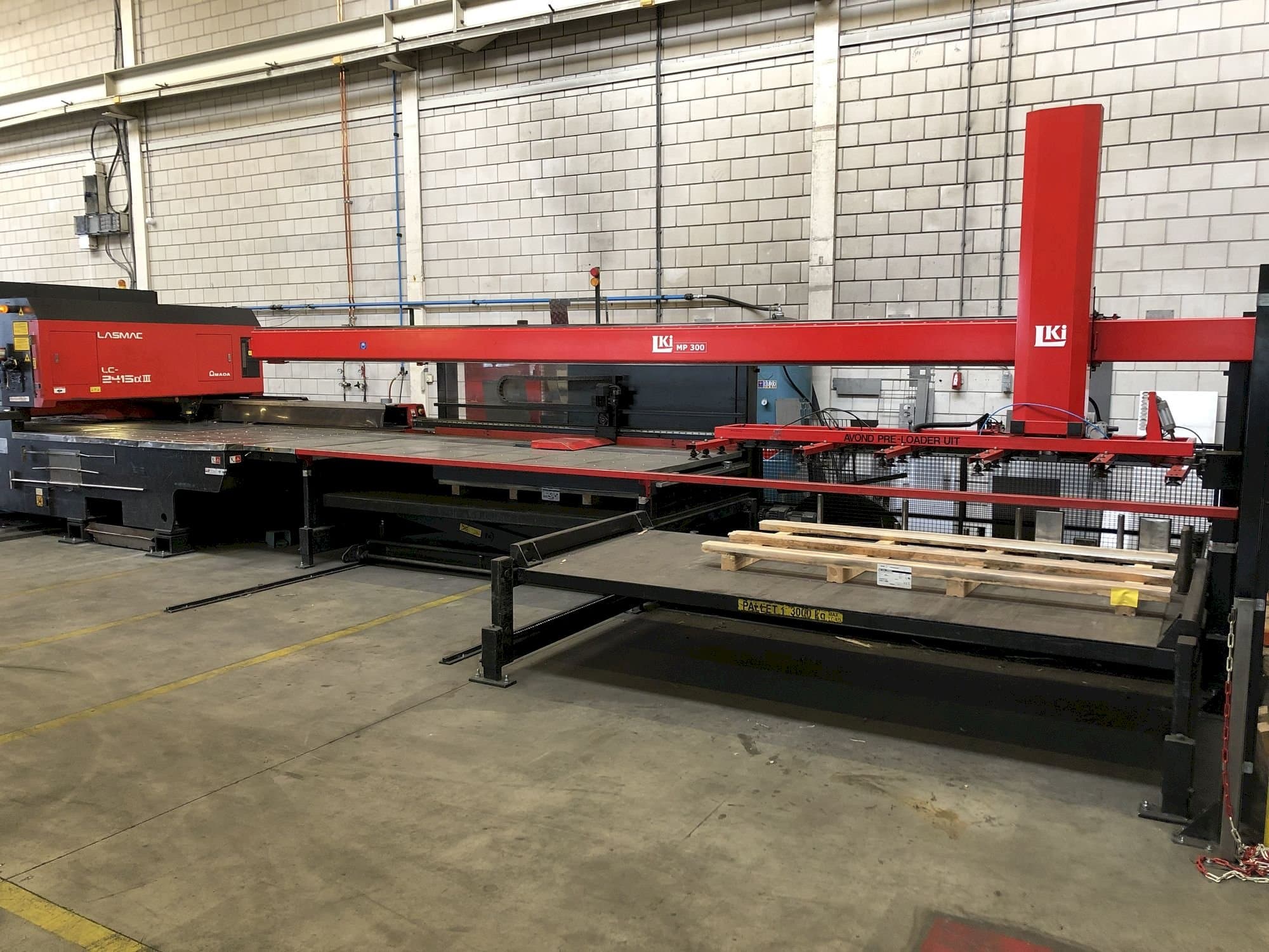 Čelní pohled  na AMADA LC2415 ALPHA III  stroj