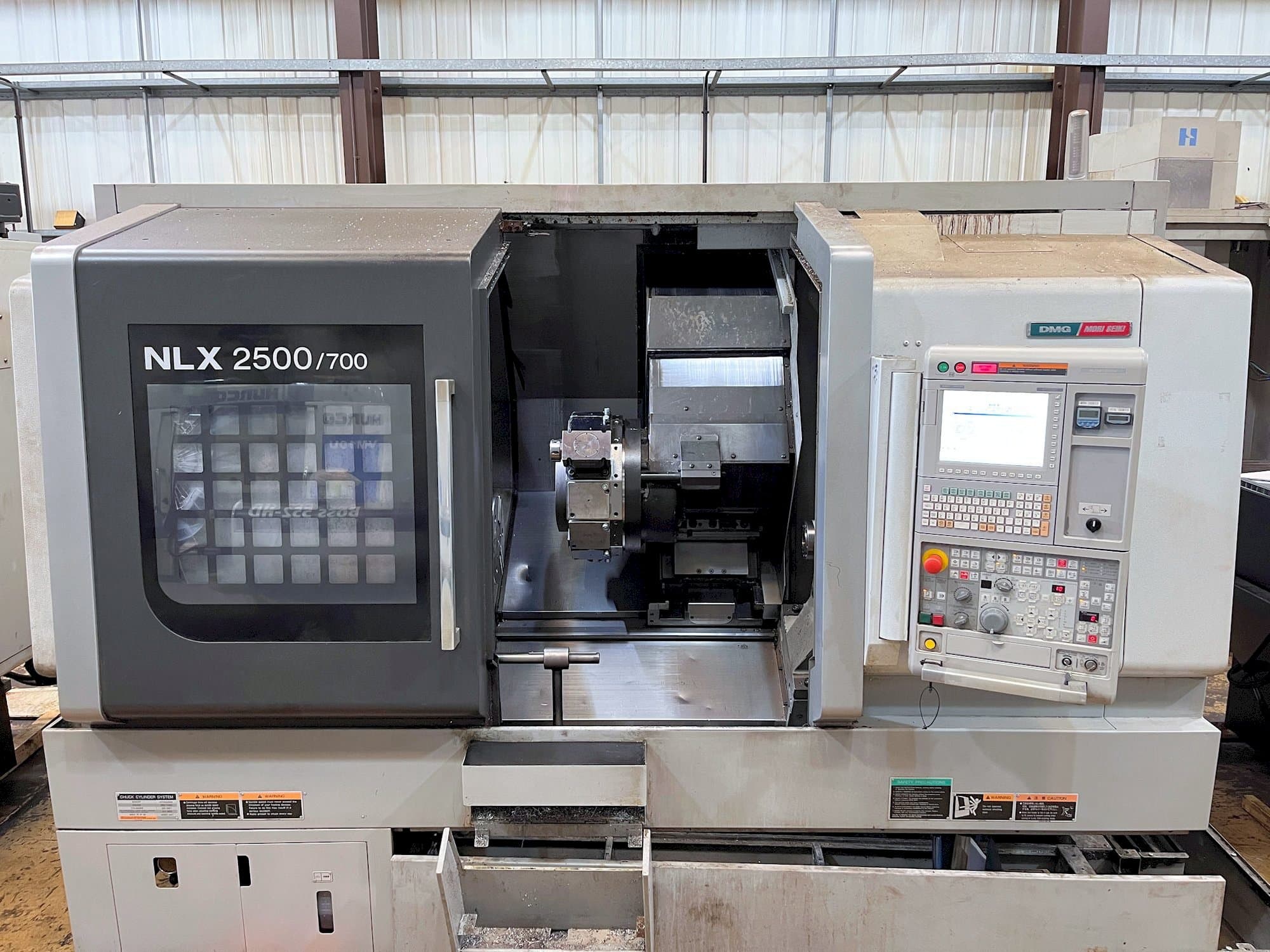 Čelní pohled  na MORI SEIKI NLX2500Y-700  stroj