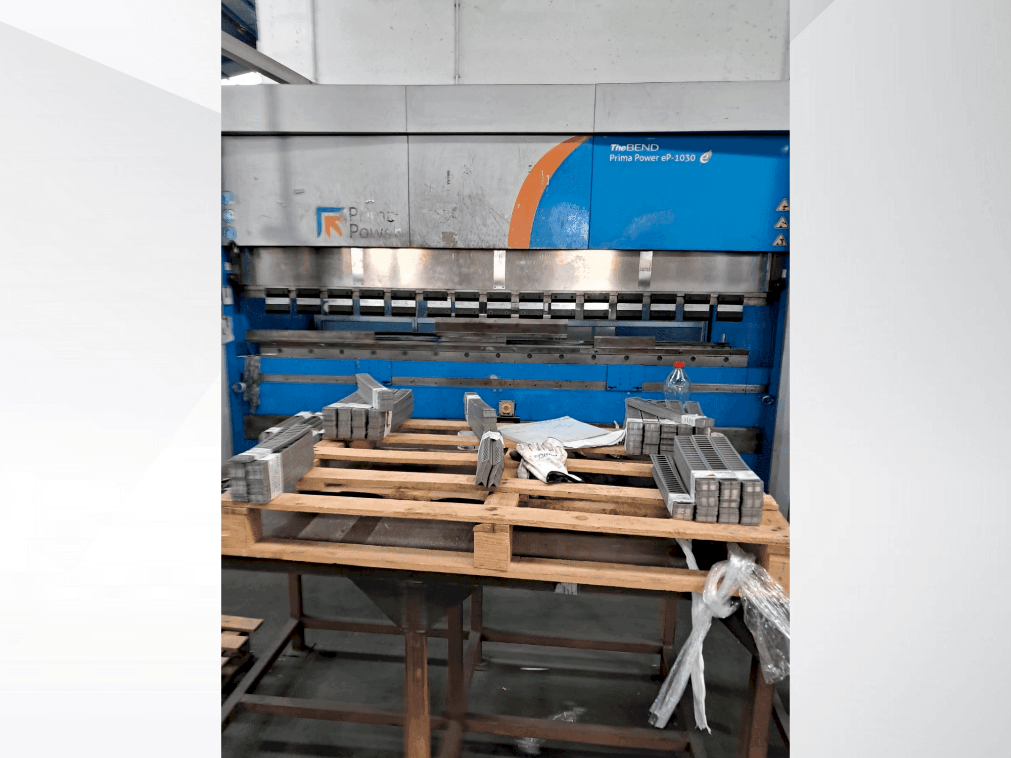 Čelní pohled  na Prima Power eP-1030  stroj