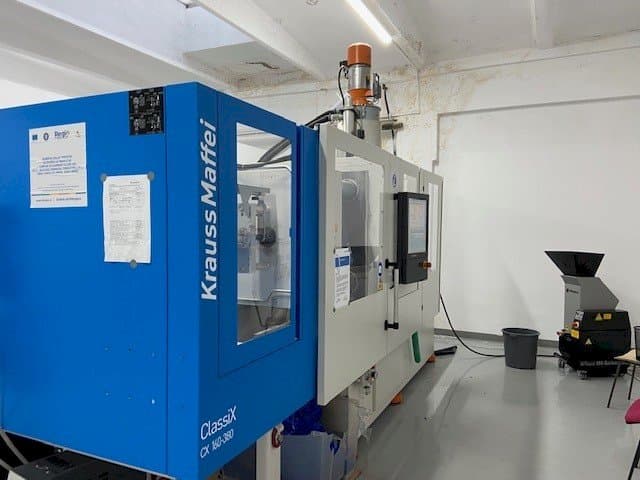 Levý boční pohled na Krauss Maffei ClassiX CX 160-380 stroj