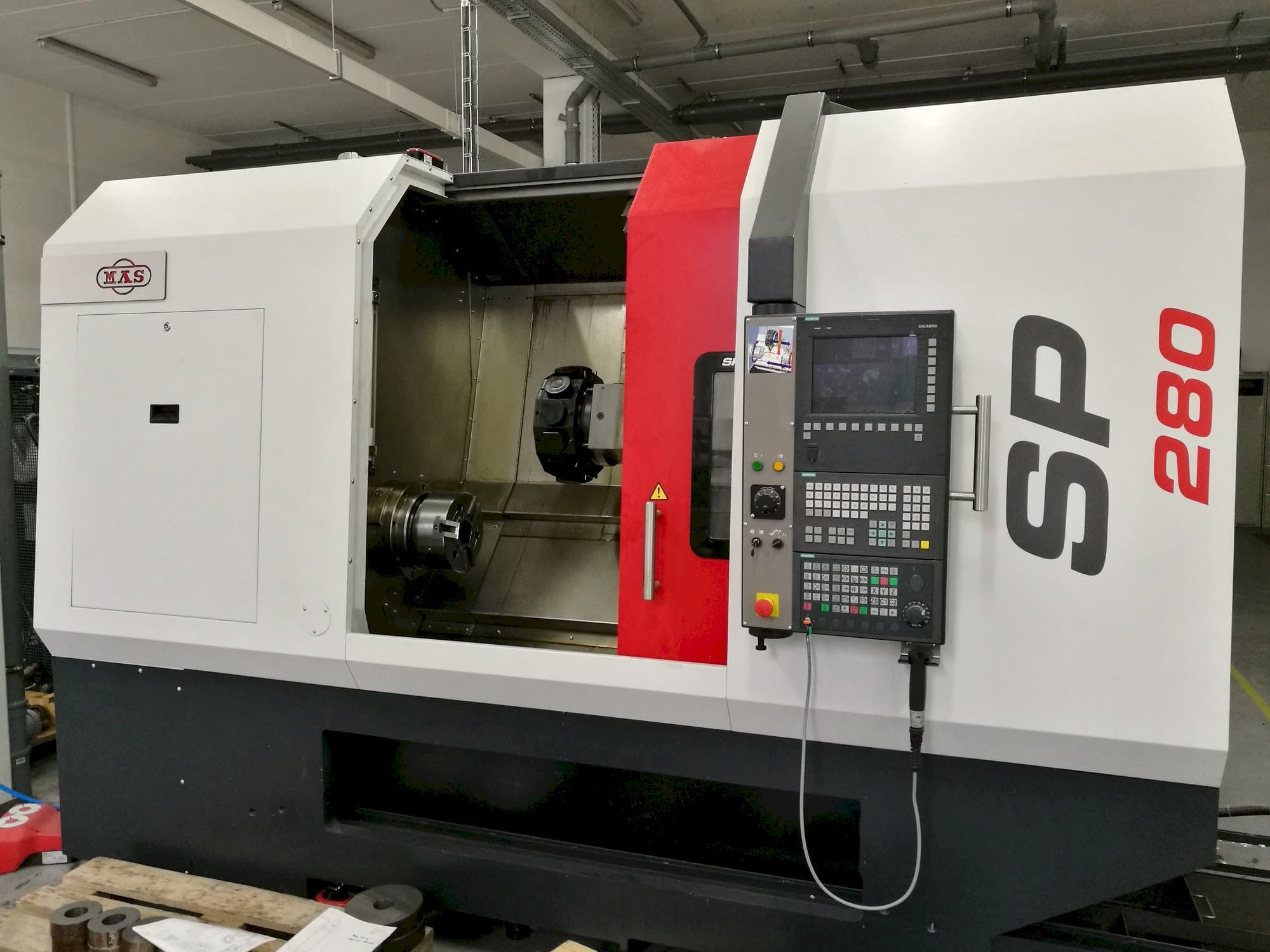 Čelní pohled na KOVOSVIT MAS SP 280 SY stroj