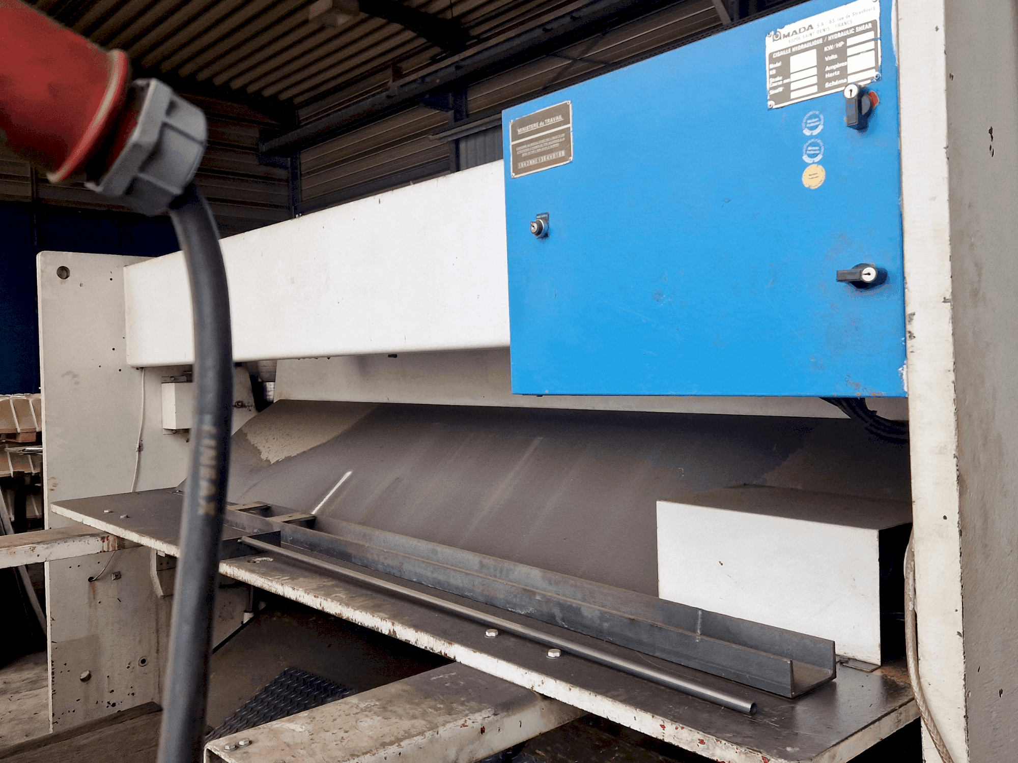 Čelní pohled na AMADA GPN1 30 stroj