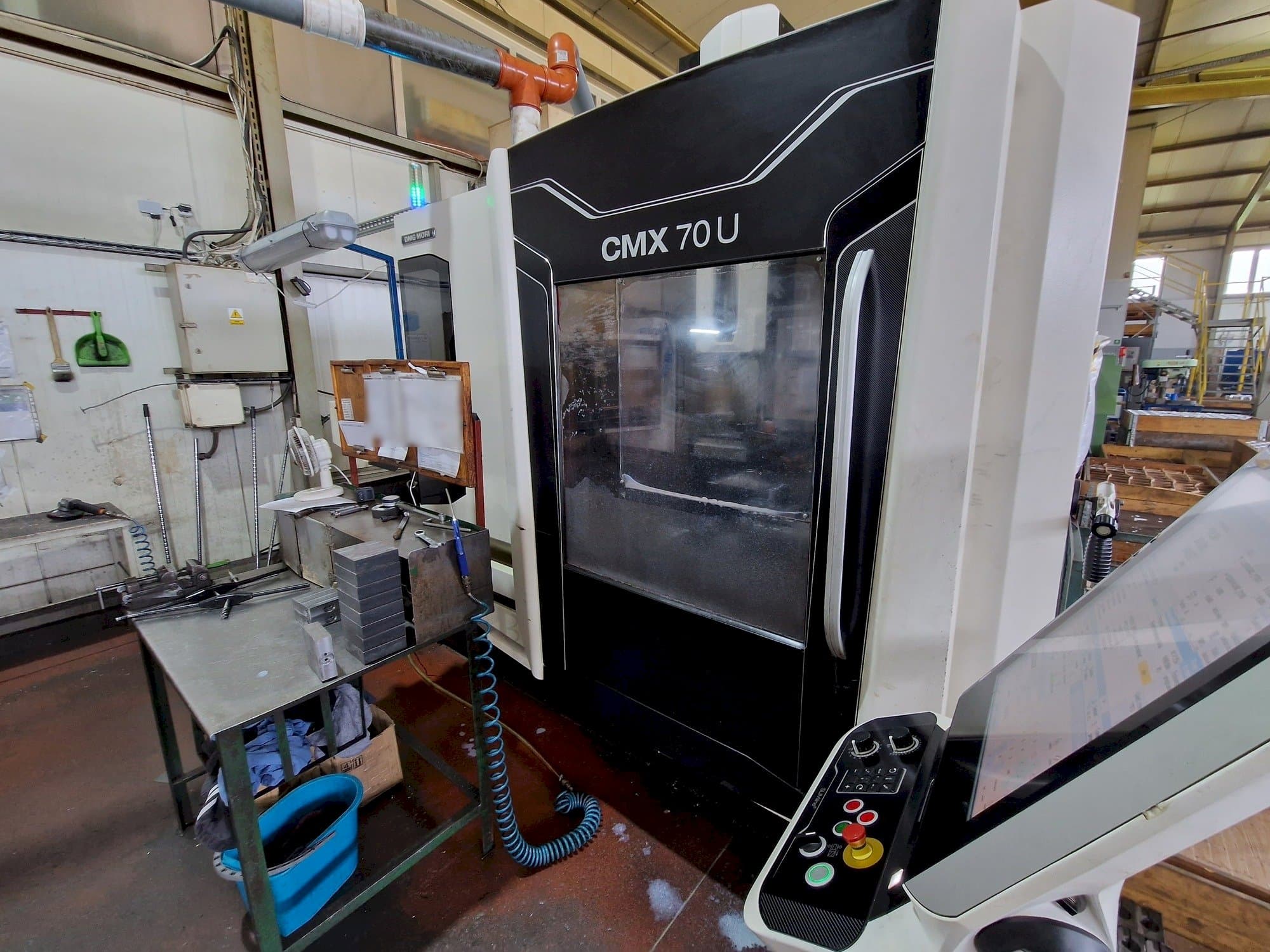 Čelní pohled na DMG MORI CMX 70 U stroj