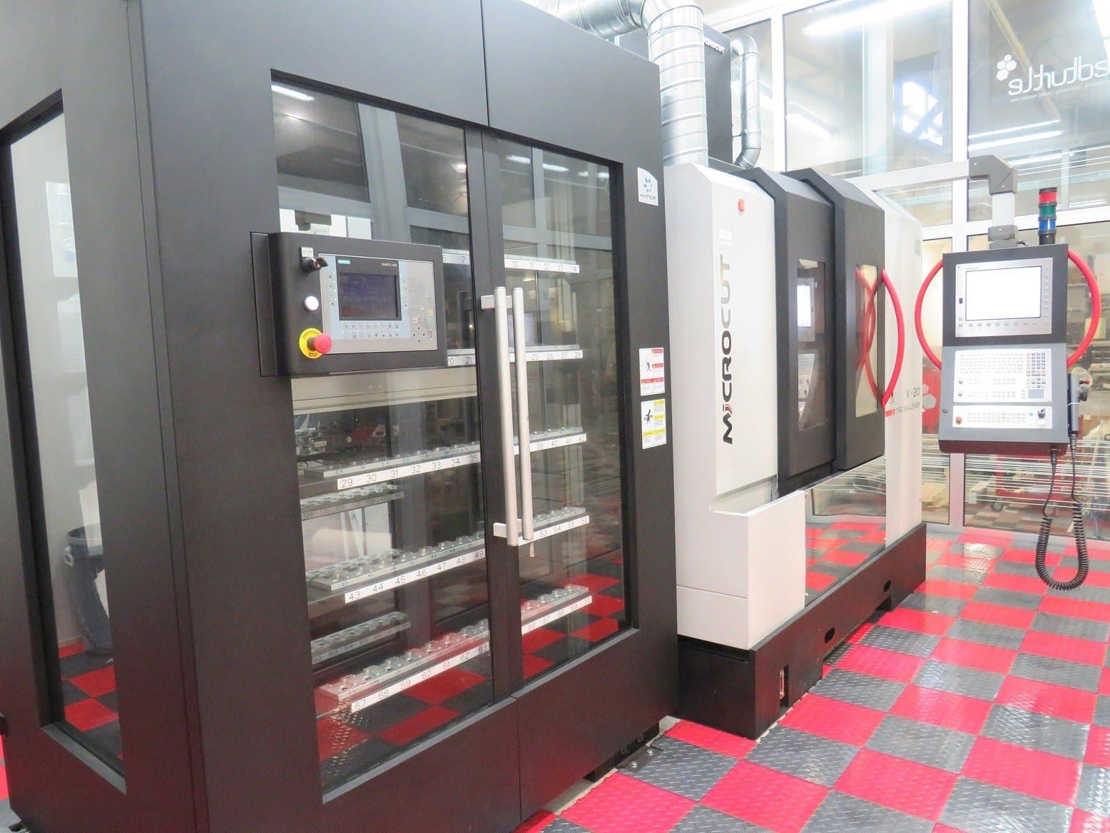 Čelní pohled na MICROCUT V-20G stroj