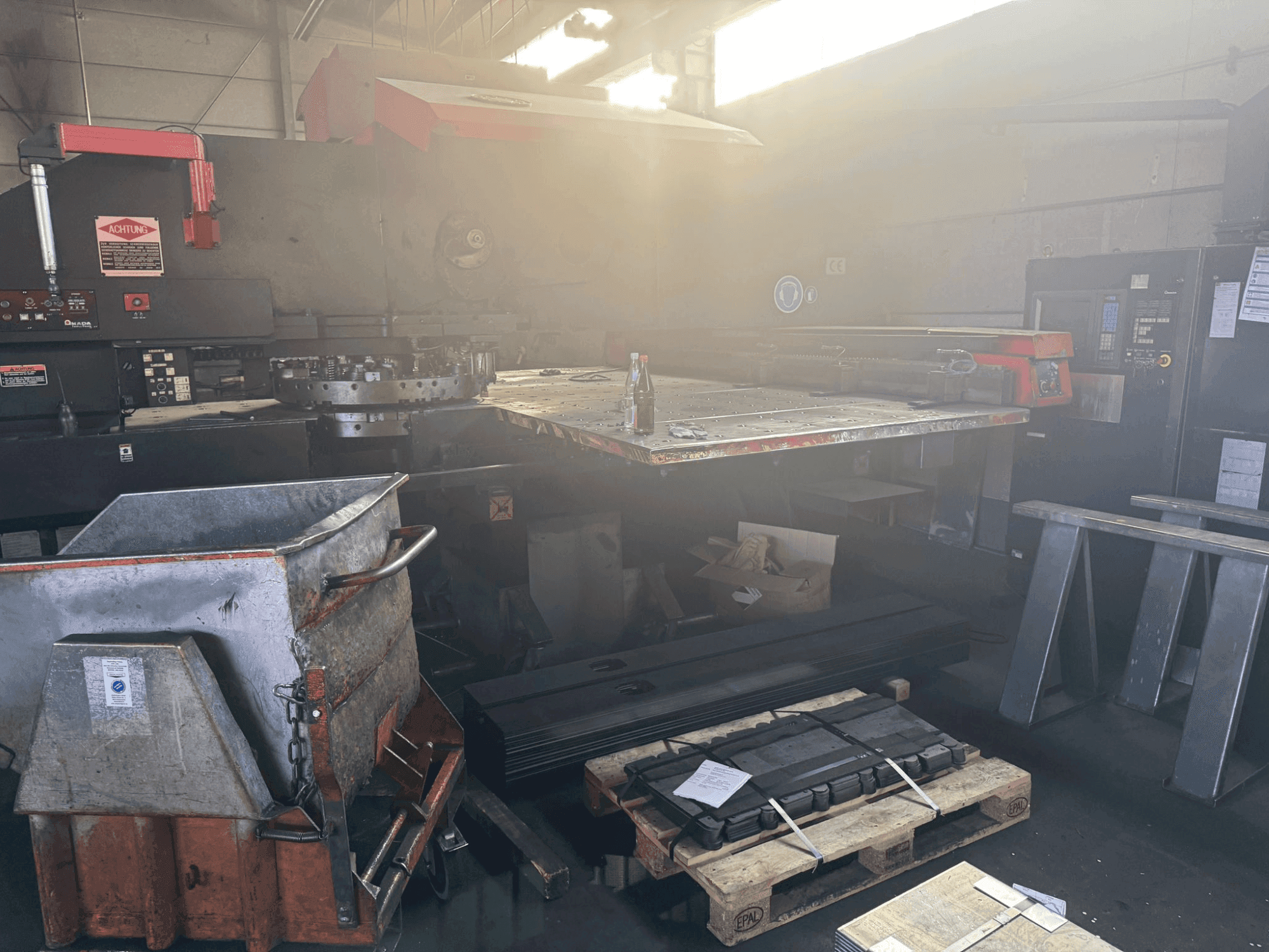 Čelní pohled  na AMADA PEGA 306072 2000MM  stroj