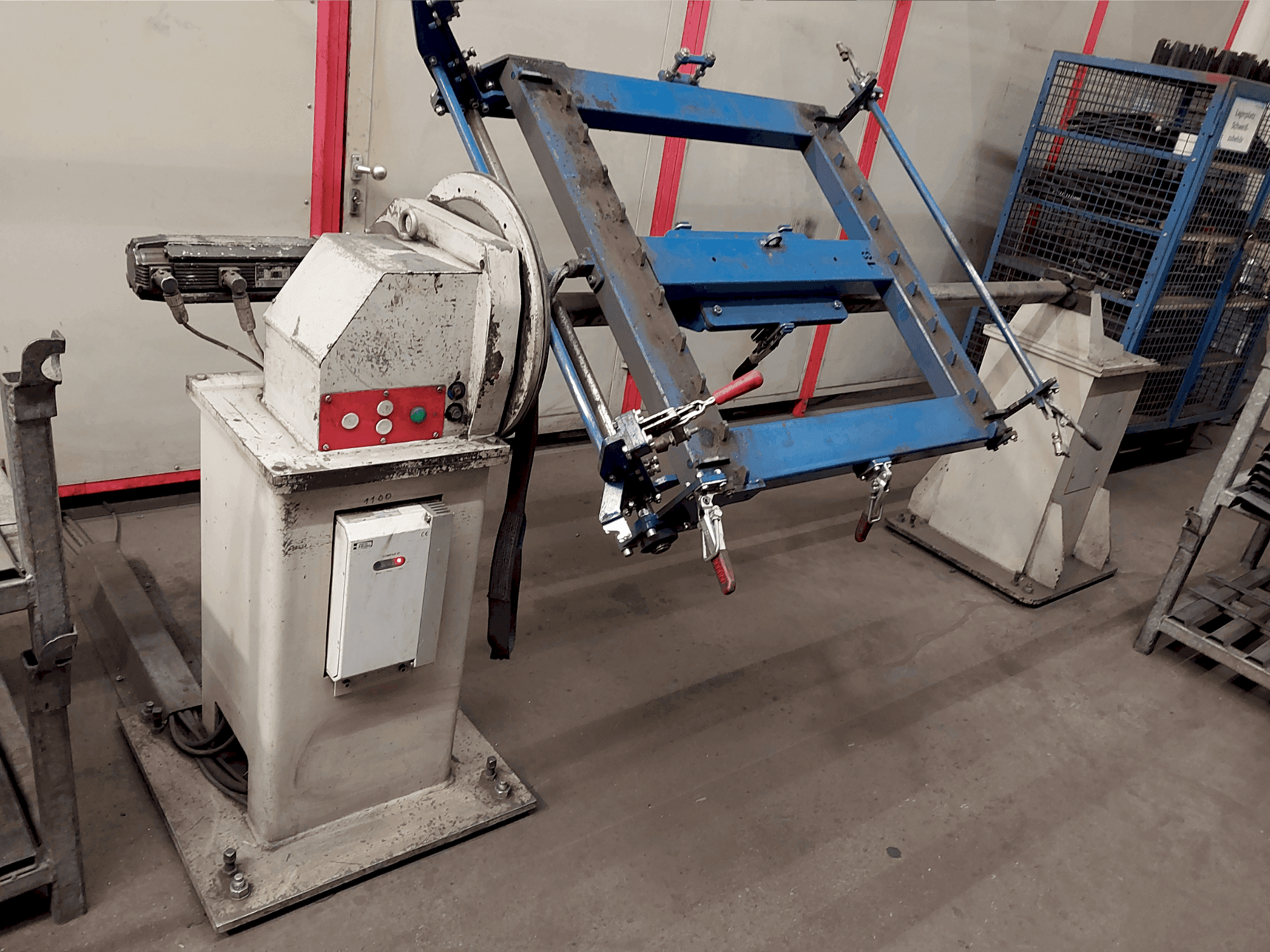 Čelní pohled na IGM Welding Robot System stroj