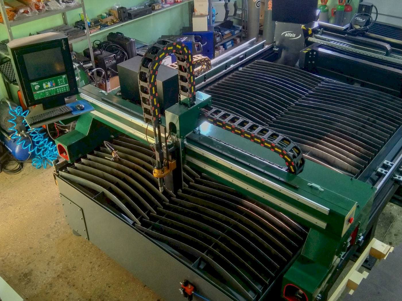 Čelní pohled  na Huawei HNC-2500W  stroj