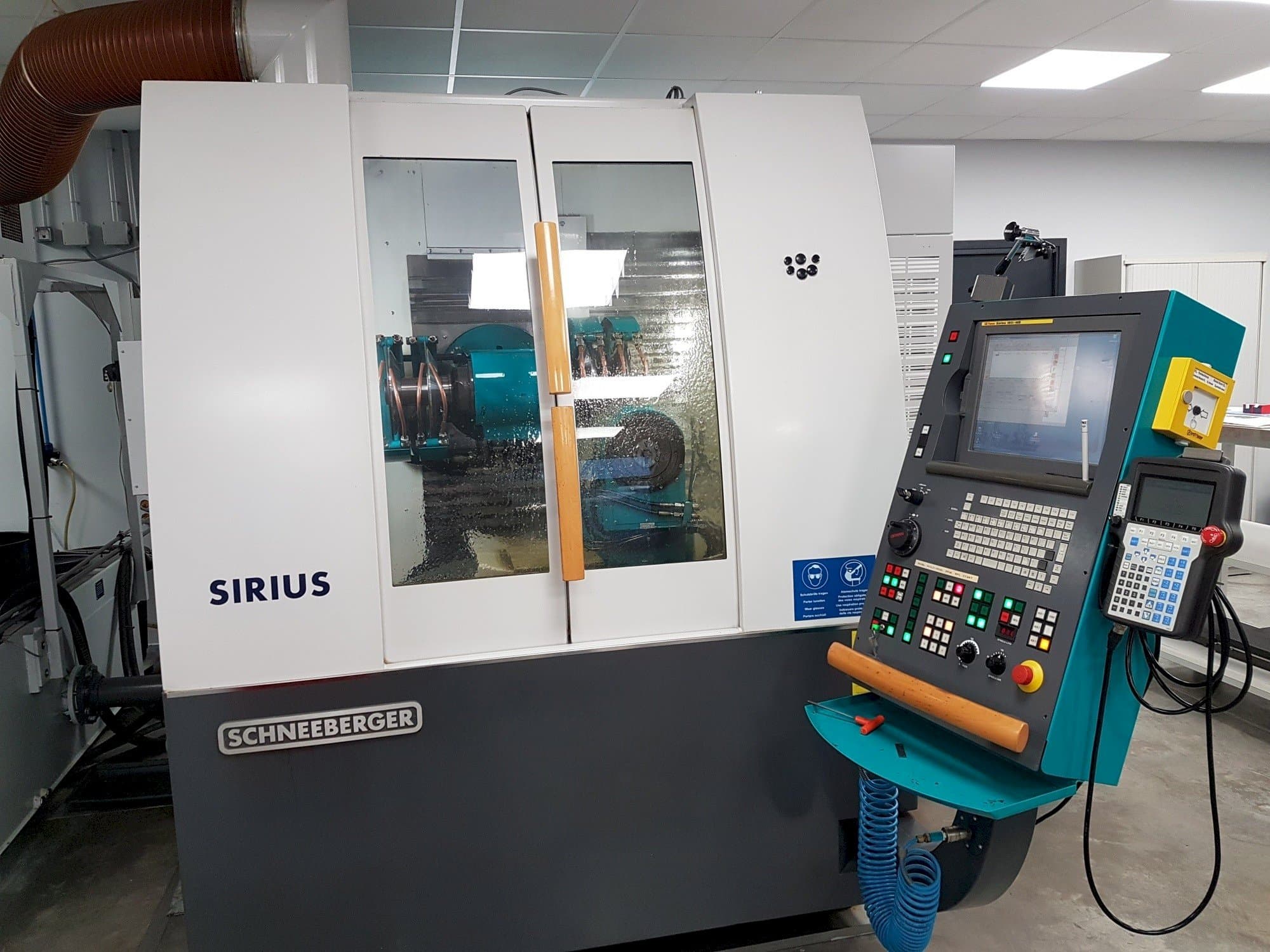 Čelní pohled na Schneeberger Sirius HPM stroj