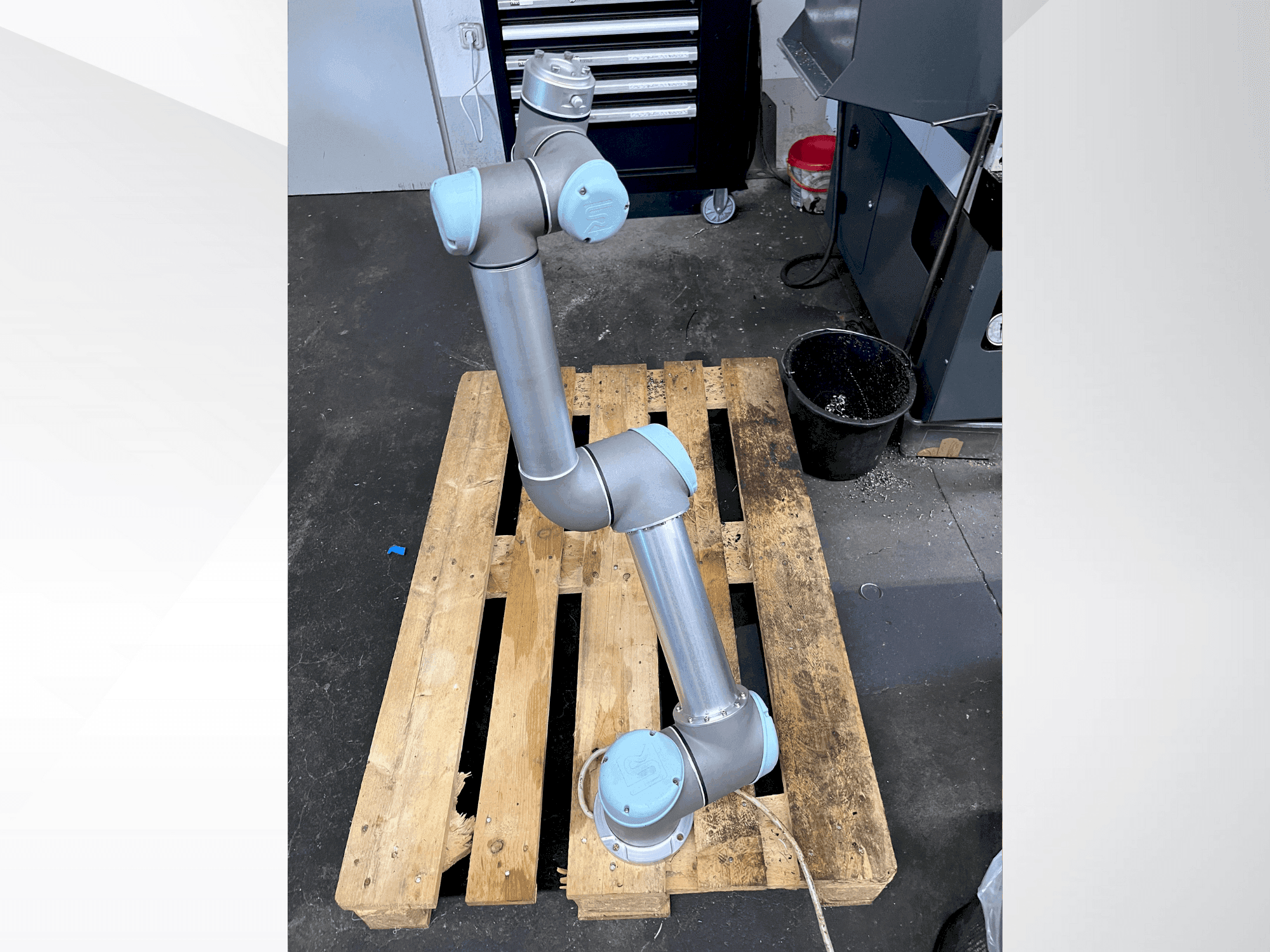 Čelní pohled  na Universal Robots UR5 CB3.1  stroj