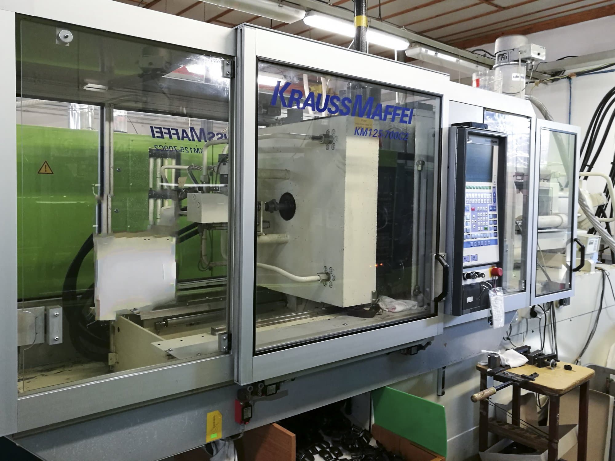 Levý pohled na Krauss Maffei 125-700 C2 stroj