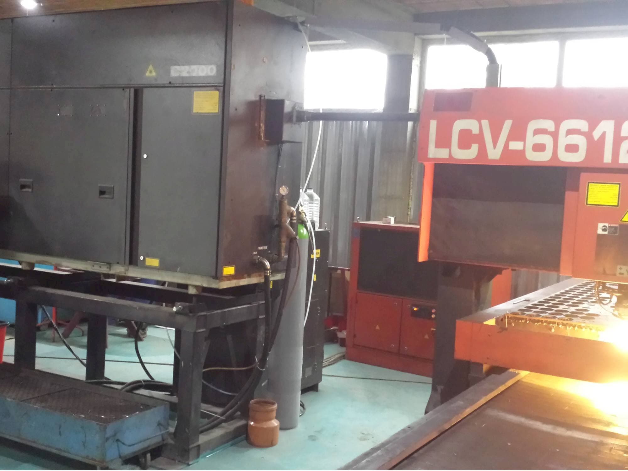 Čelní pohled na AMADA LCV 6612 II stroj
