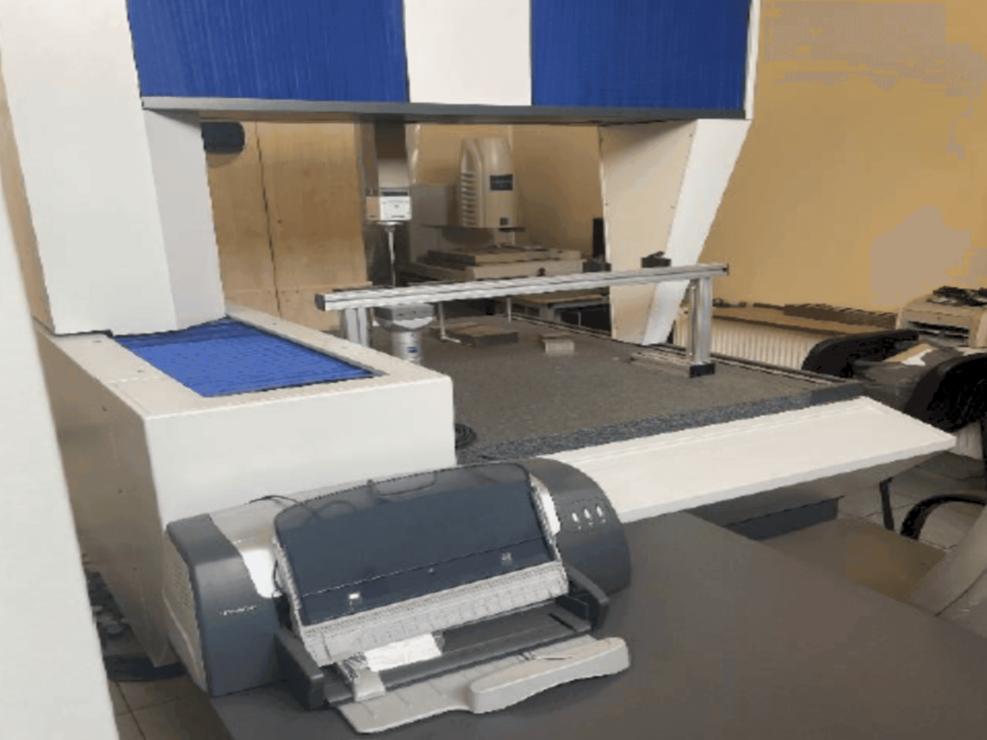 Čelní pohled  na ZEISS Prismo 7 Vario  stroj