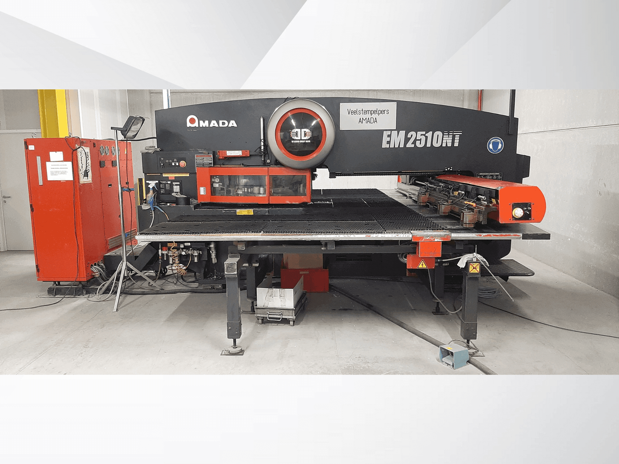 Čelní pohled na AMADA EM2510NT stroj