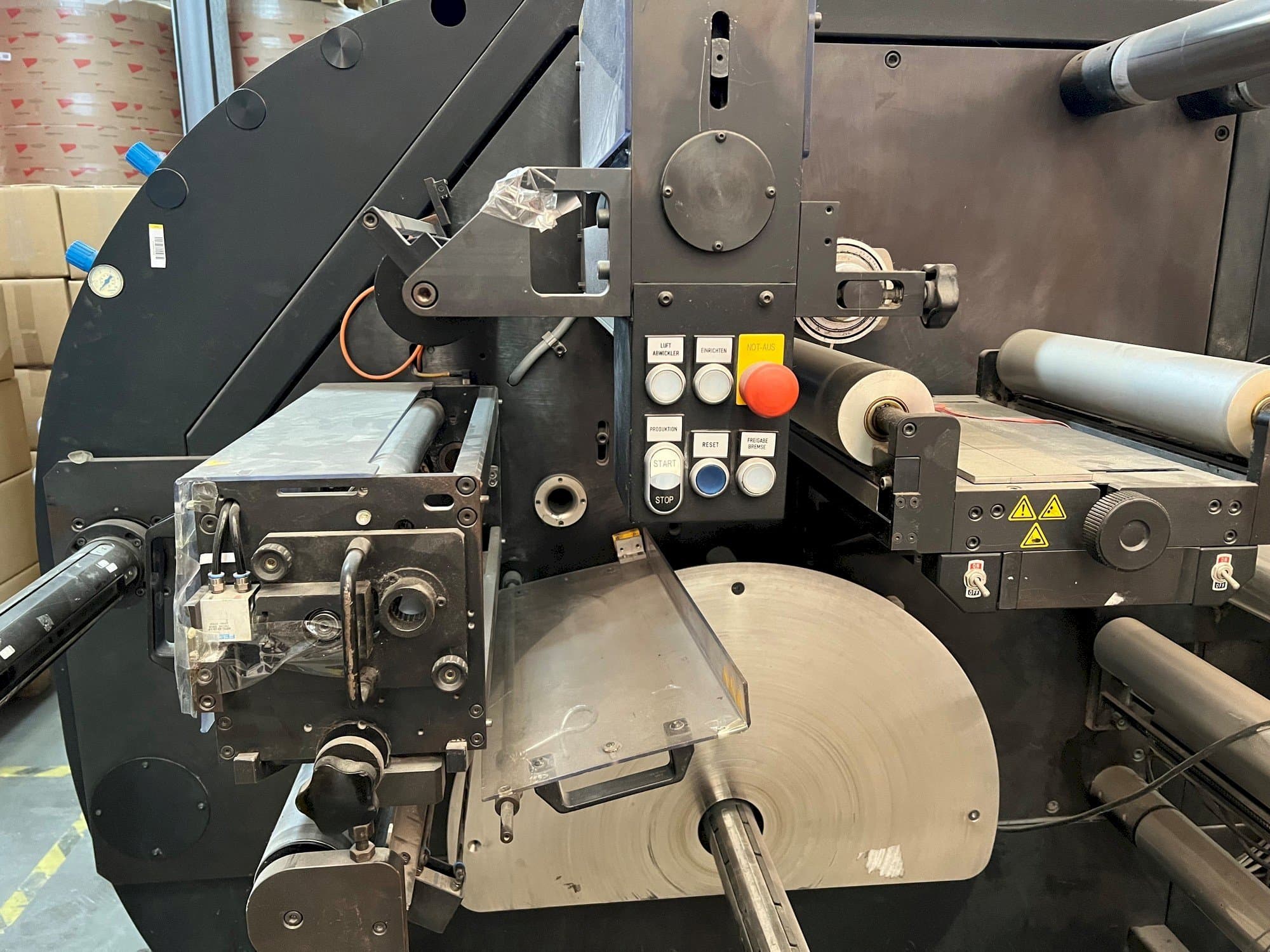 Čelní pohled na FLEXOR 380B stroj