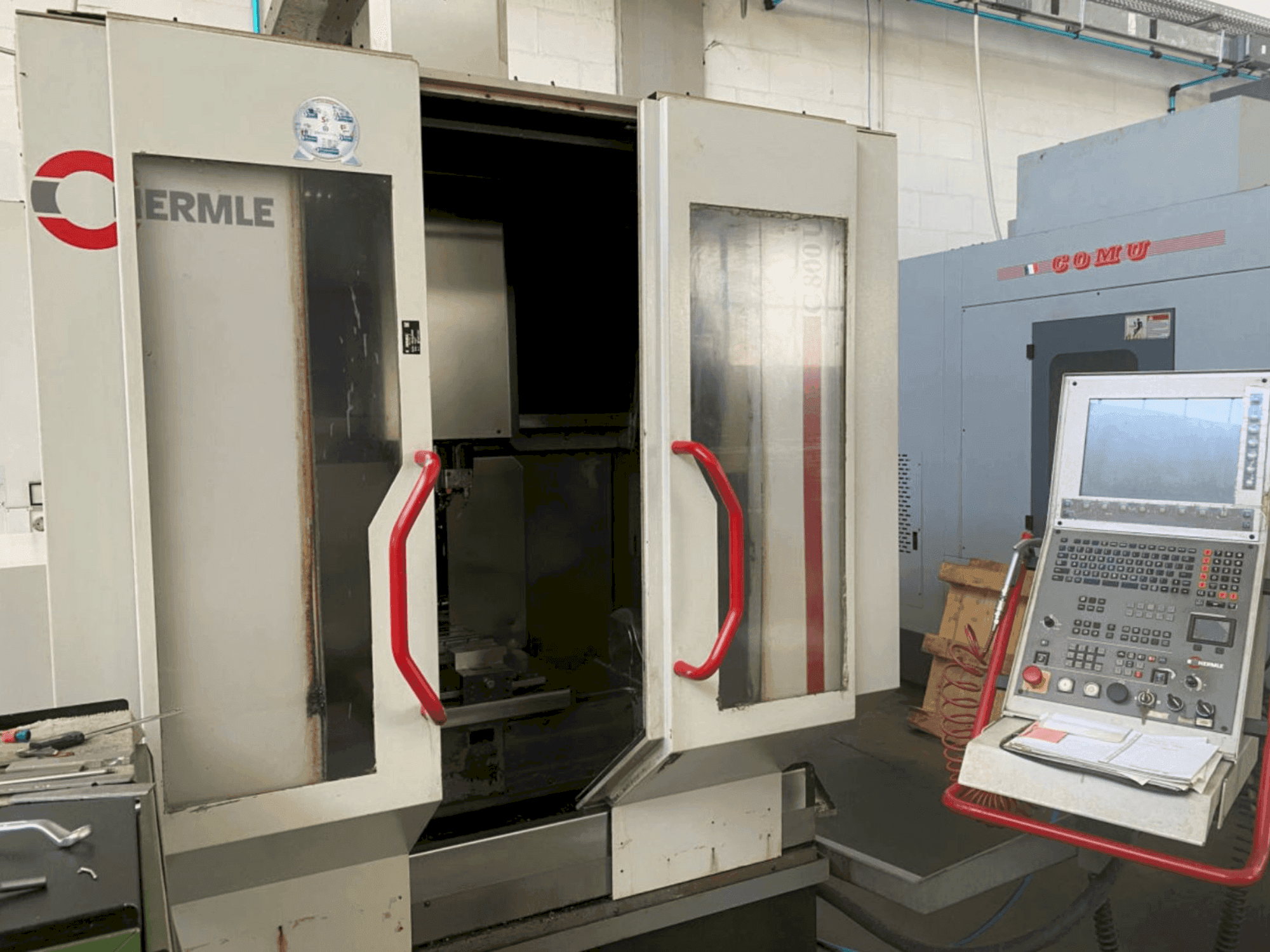 Čelní pohled  na HERMLE C 800 U  stroj