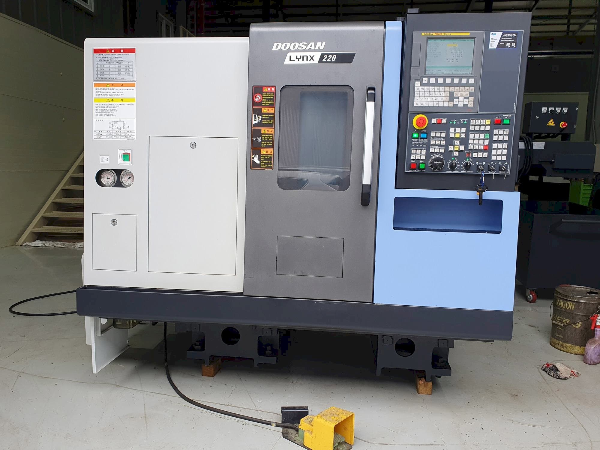 Čelní pohled na Doosan LYNX220C stroj