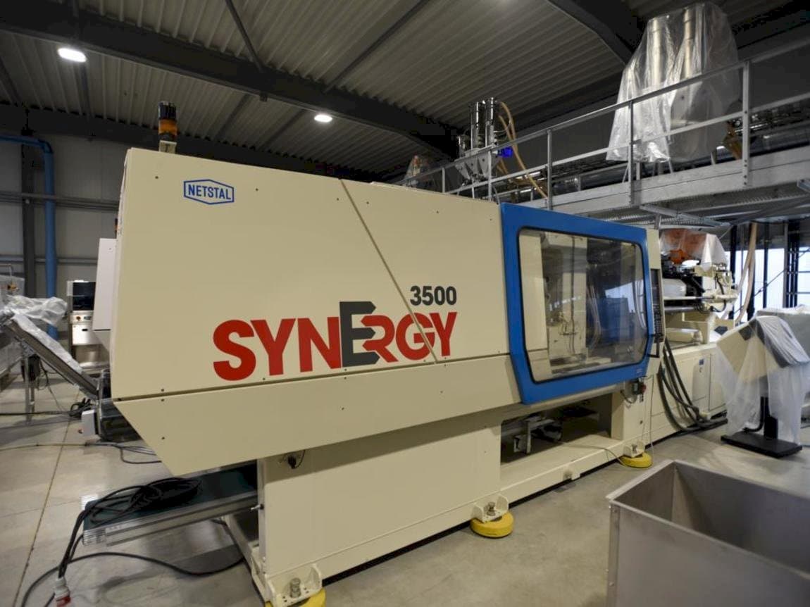 Čelní pohled na Netstal SynErgy 3500-1700 stroj