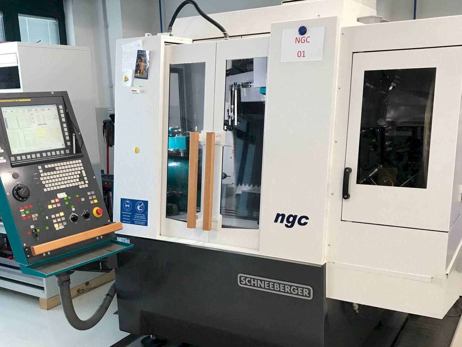Čelní pohled na Schneeberger NGC stroj