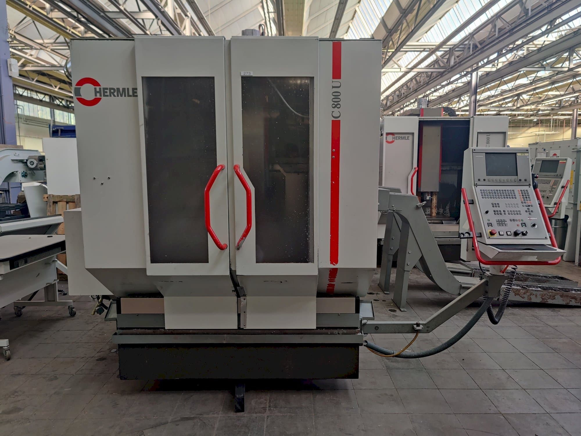 Čelní pohled na HERMLE C800U stroj