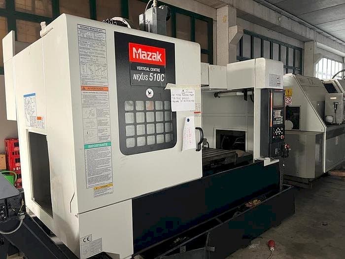 Čelní pohled  na Mazak VCN 510C  stroj