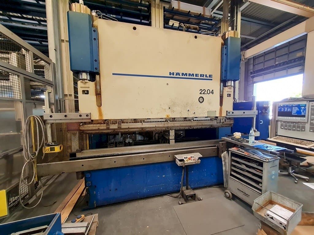 Čelní pohled na HAMMERLE AP 200-3100 stroj