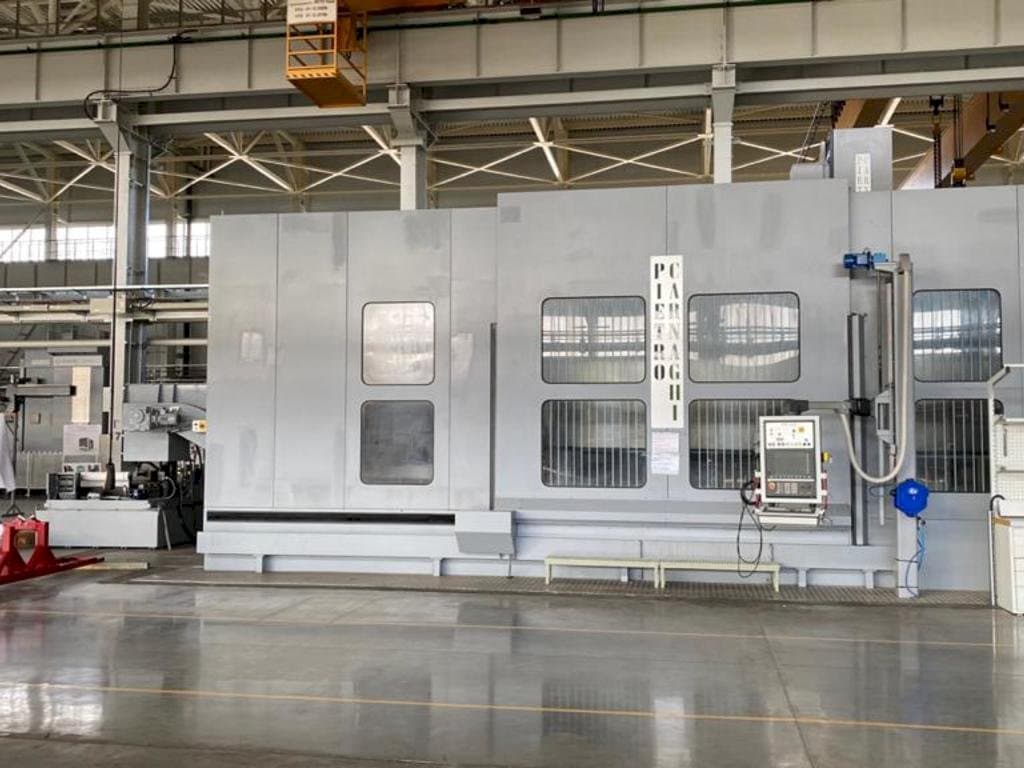 Čelní pohled na PIETRO CARNAGHI AC 32TM 2800 stroj