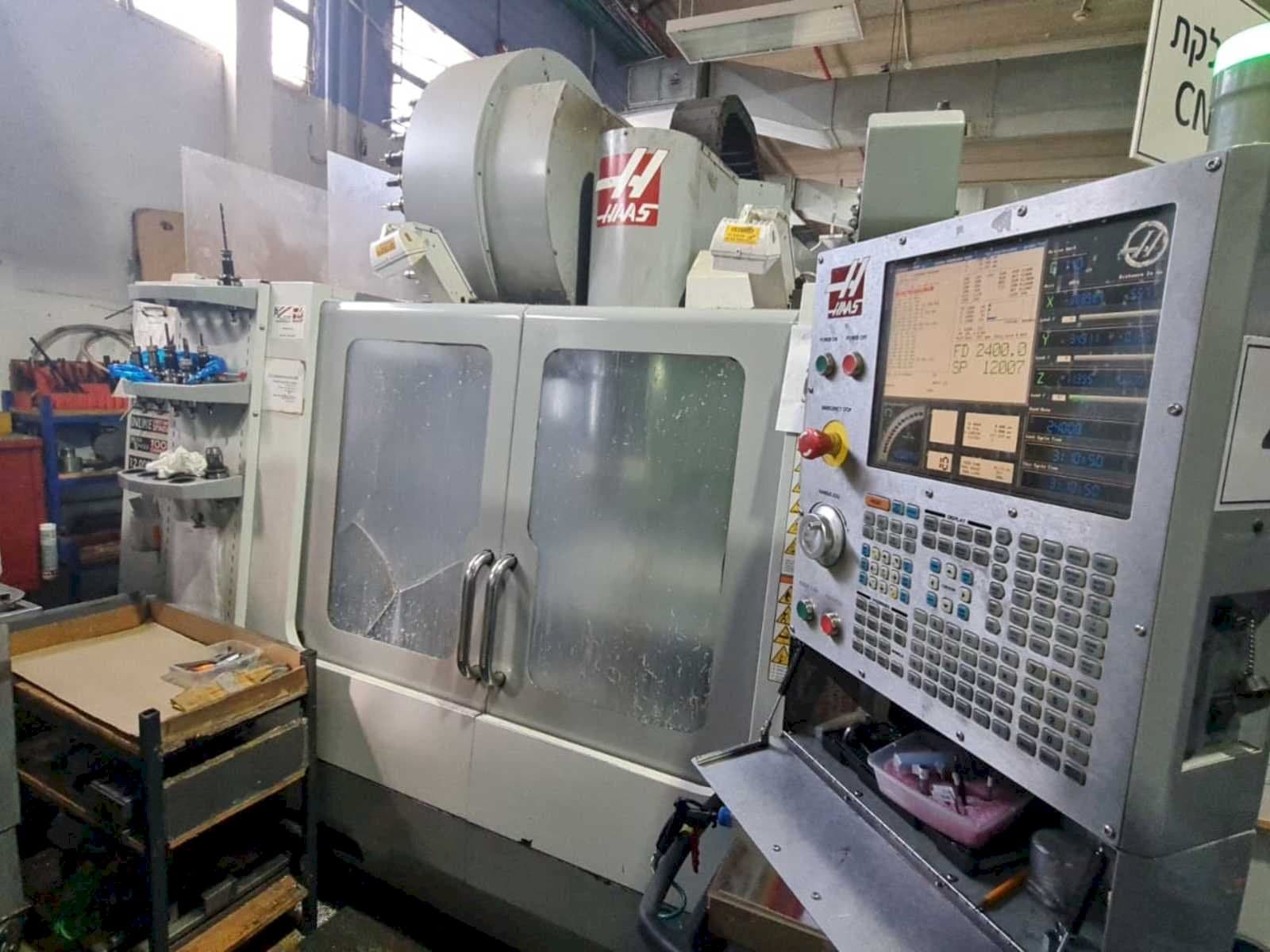 Čelní pohled na HAAS VF-3SS stroj
