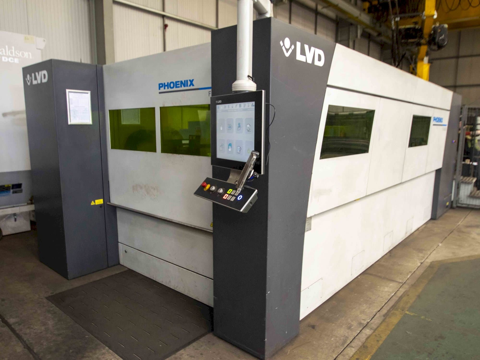 Čelní pohled na LVD stroj