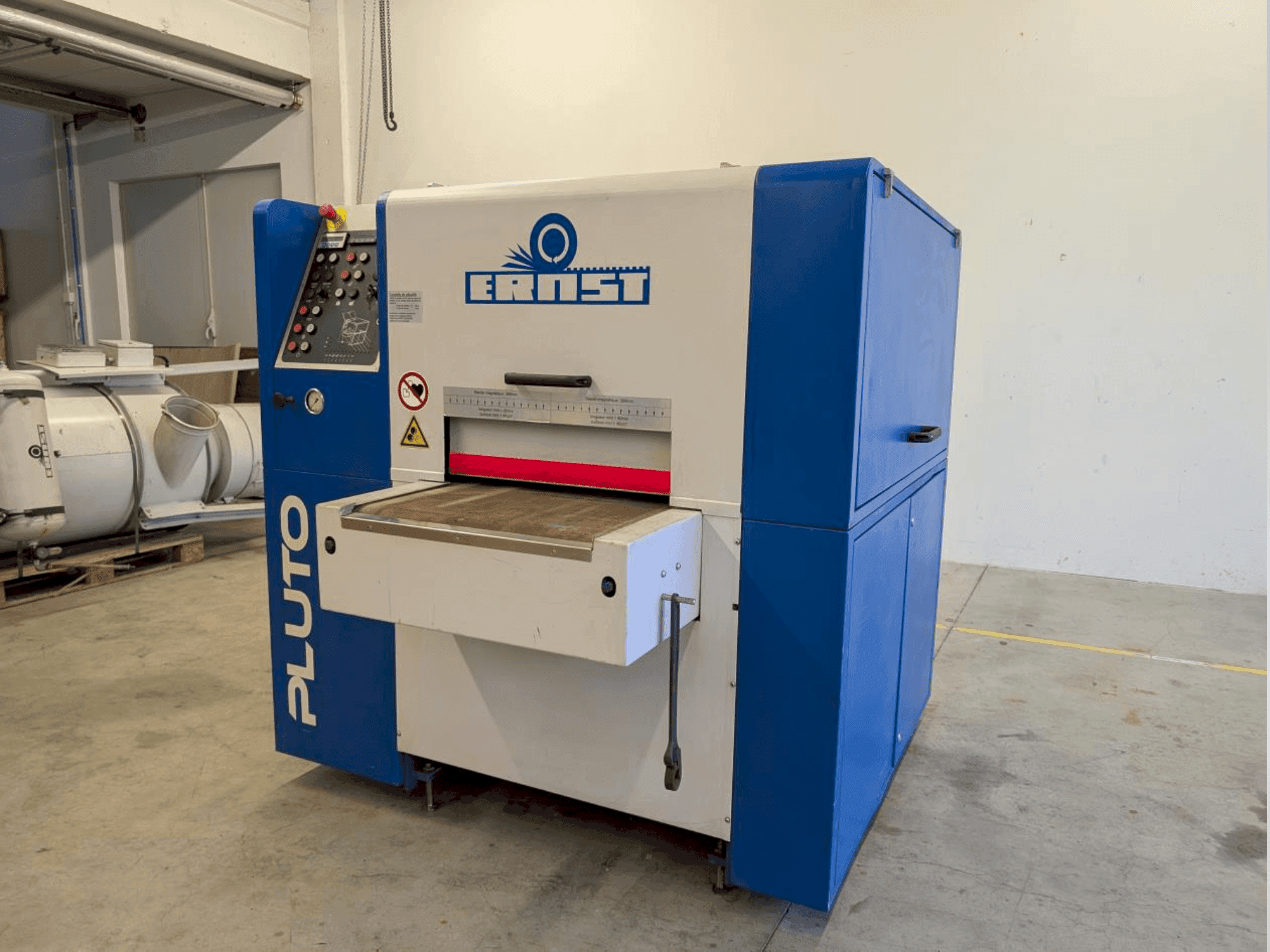 Čelní pohled  na ERNST PLUTO EDD  stroj