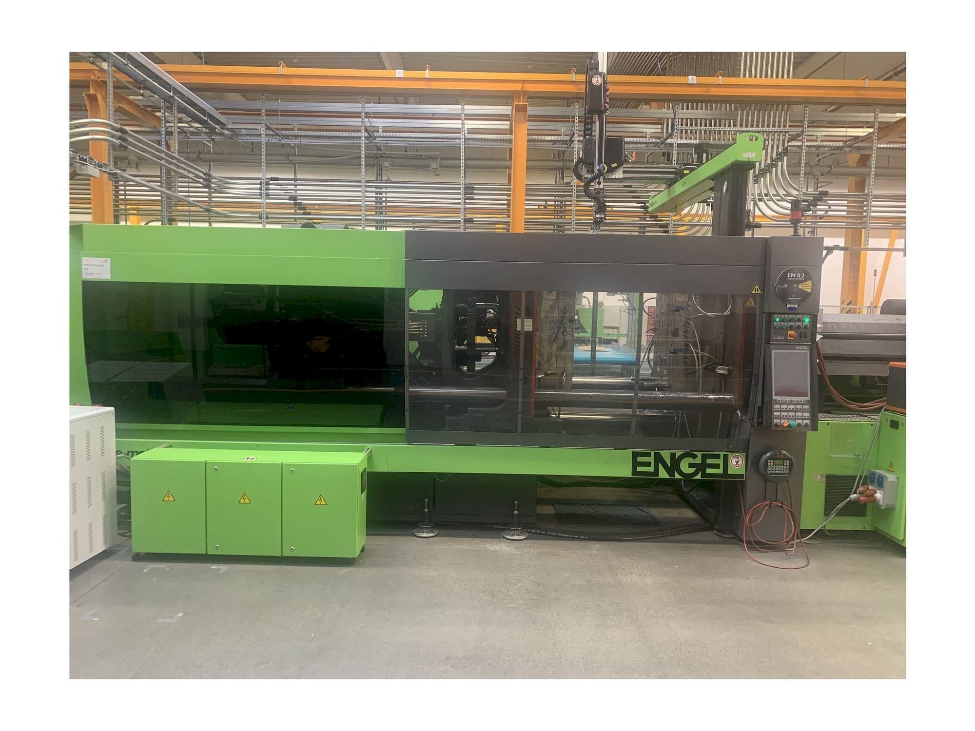 Čelní pohled na Engel e-motion 5440/500 T stroj