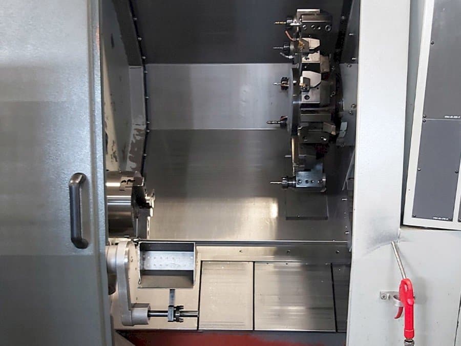 Čelní pohled na Hyundai Kia SKT210SY stroj