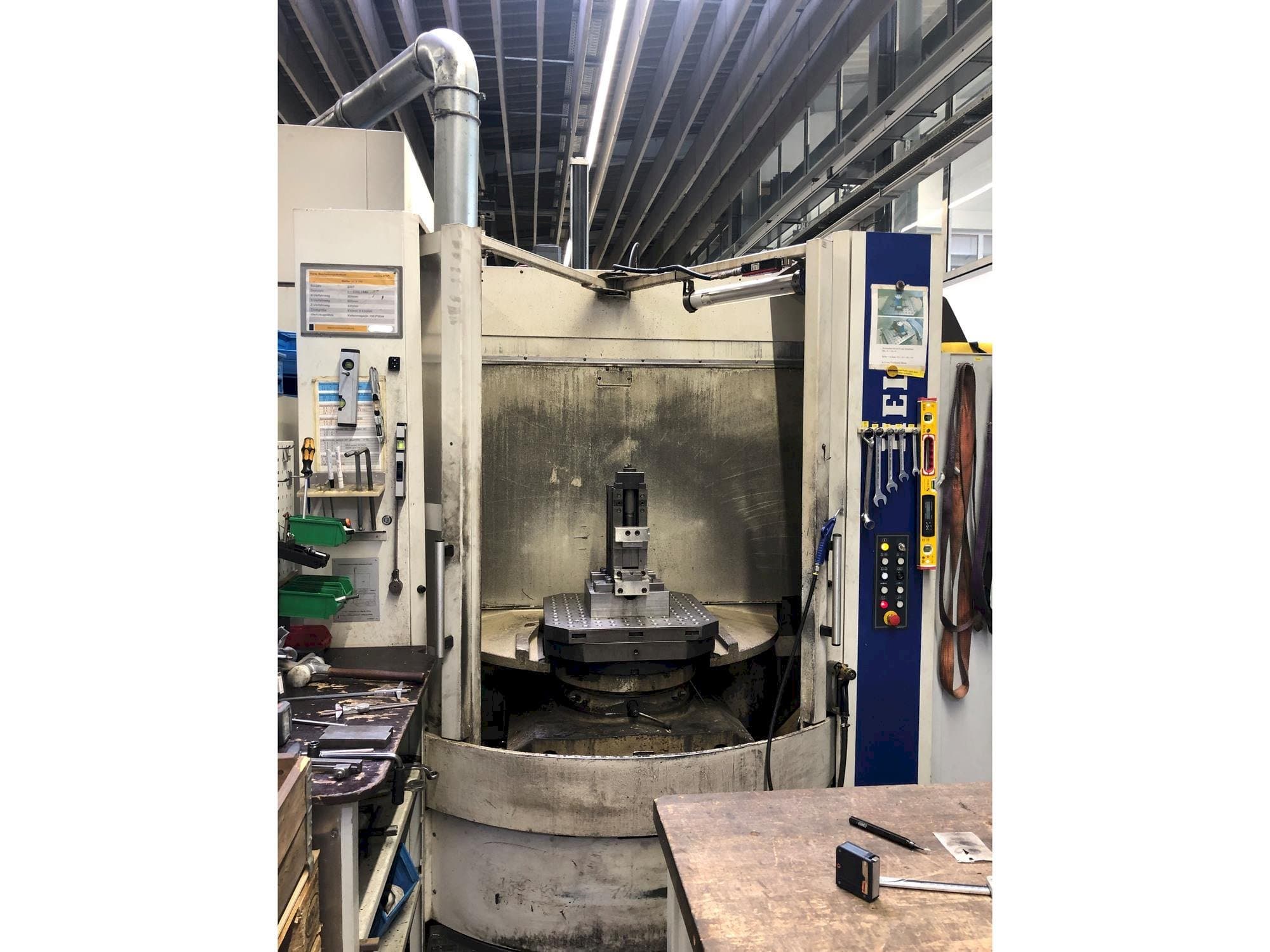 Čelní pohled na HELLER MCH 250 stroj