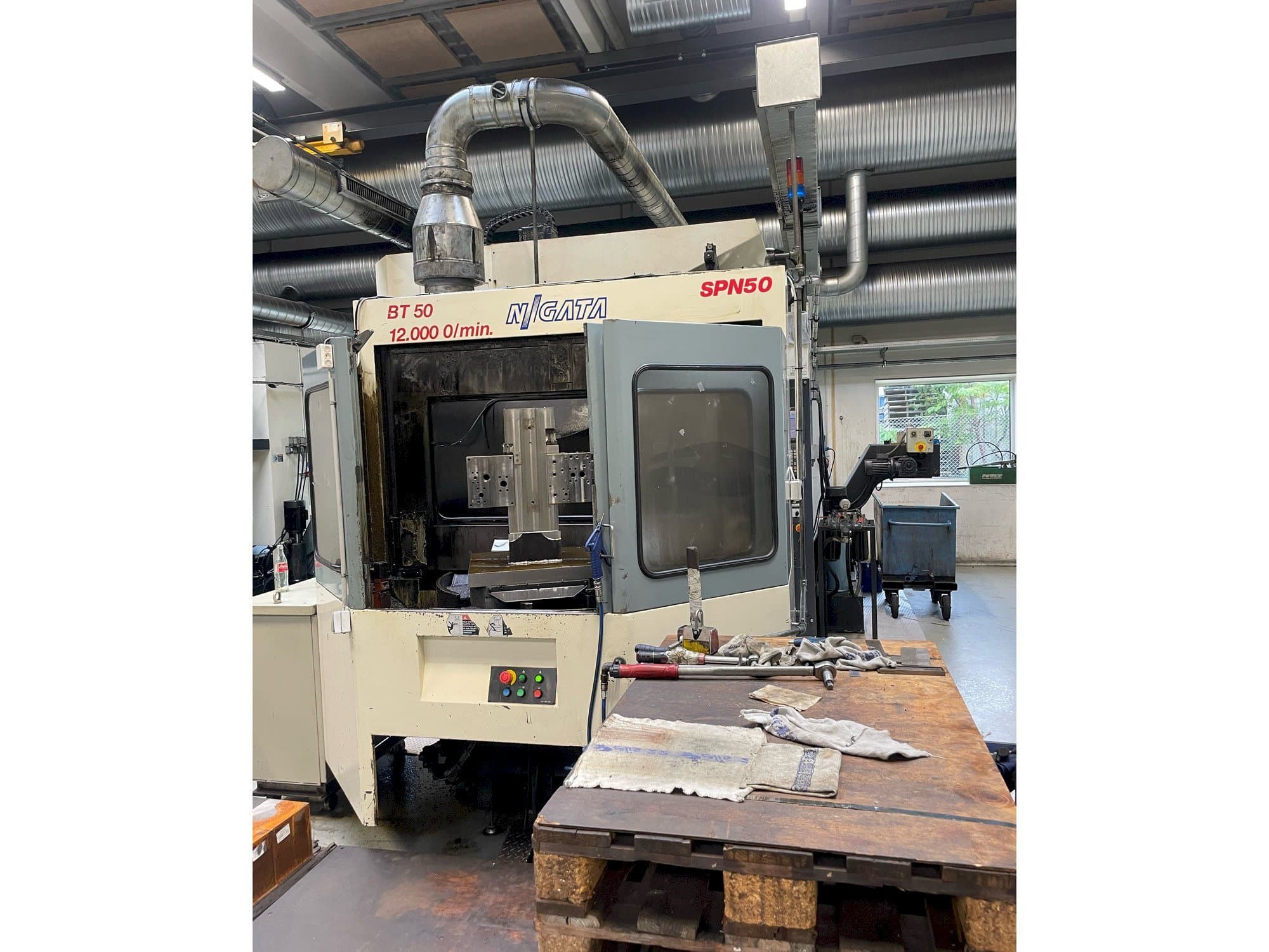 Čelní pohled na Niigata SPN 50 stroj