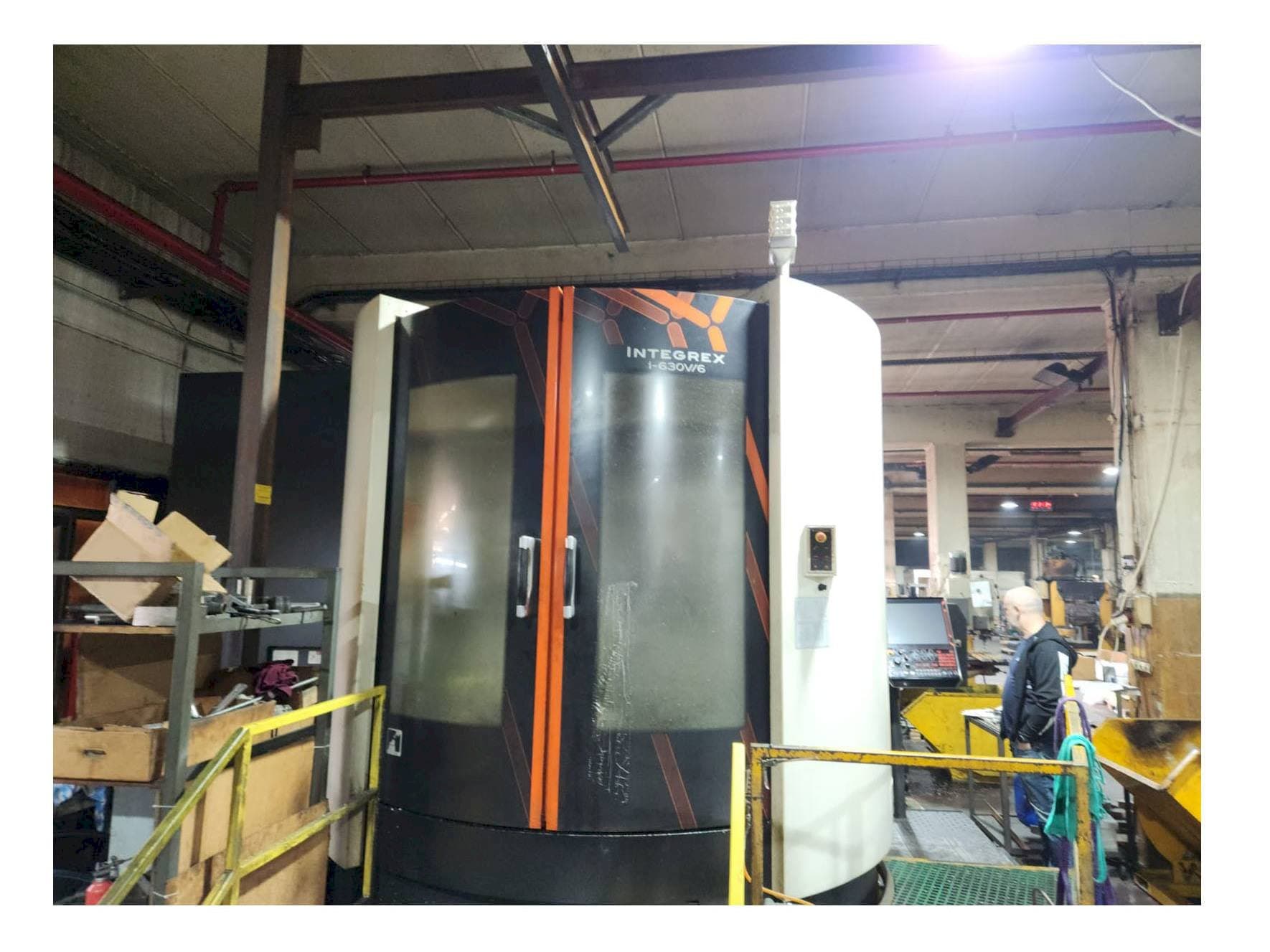 Čelní pohled  na Mazak INTEGREX i-630V/6  stroj