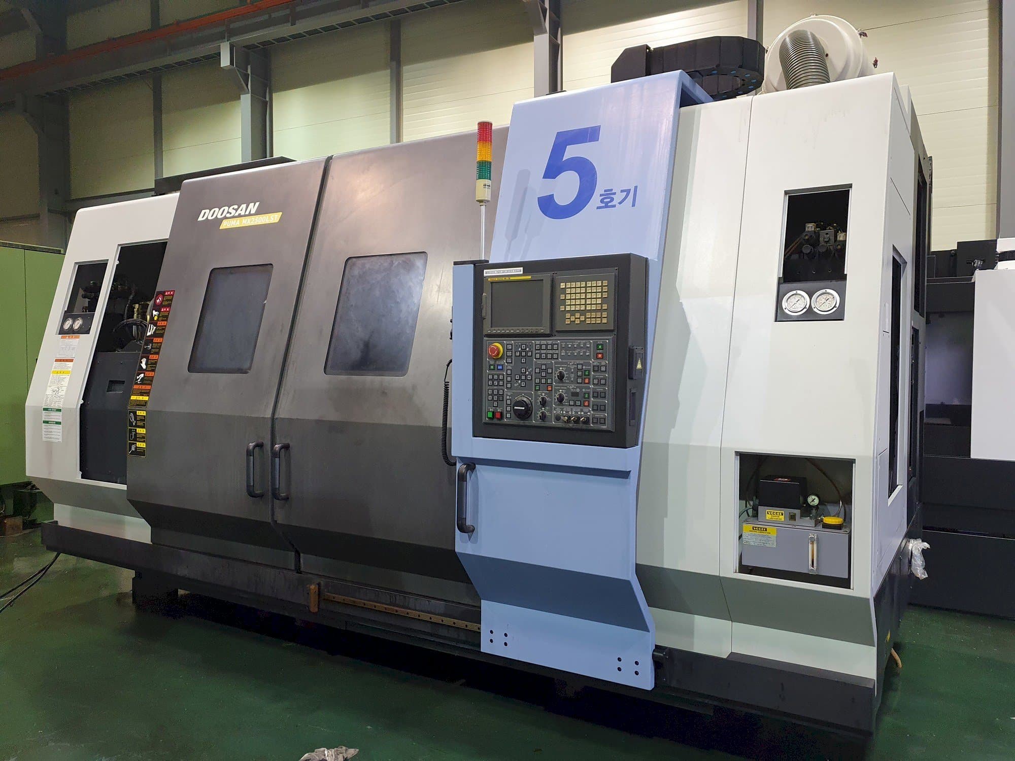 Čelní pohled na Doosan Puma MX2500LST stroj