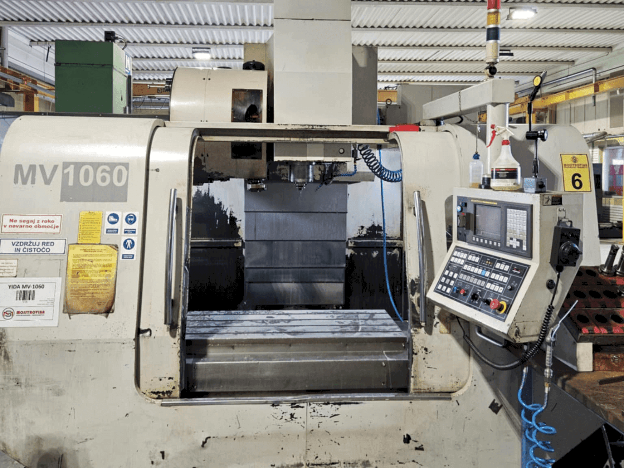 Čelní pohled na Yida MV-1060 stroj