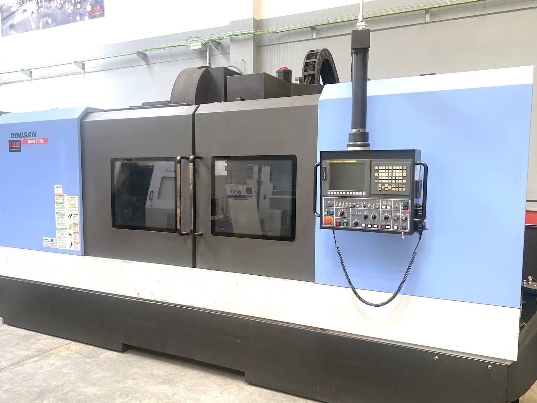 Čelní pohled na Doosan DNM 750L stroj